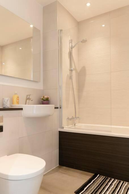 Lovely En-suite Flat with Balcony and Parking.