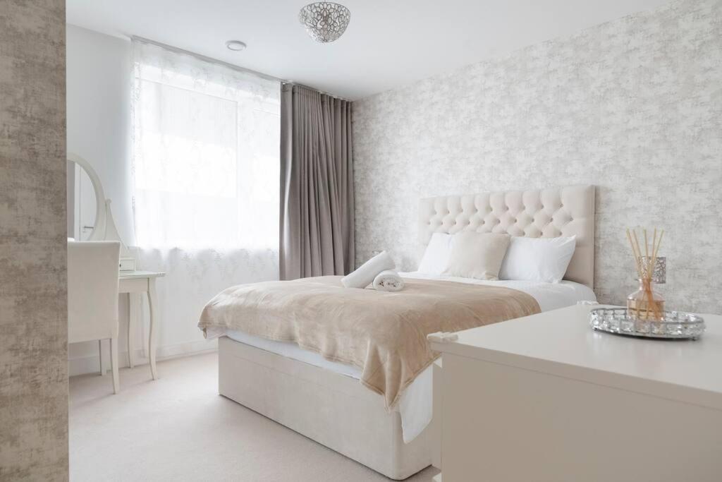 Lovely En-suite Flat with Balcony and Parking.