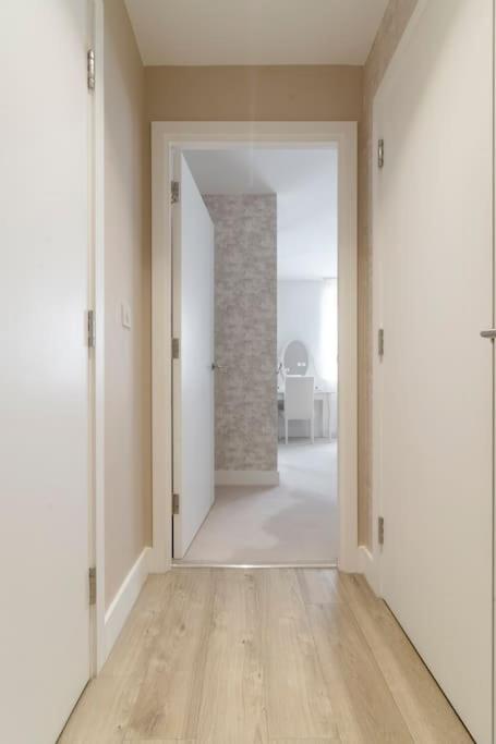 Lovely En-suite Flat with Balcony and Parking.