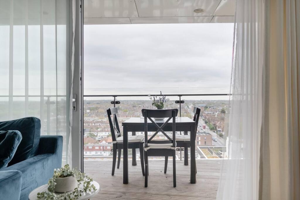 Lovely En-suite Flat with Balcony and Parking.
