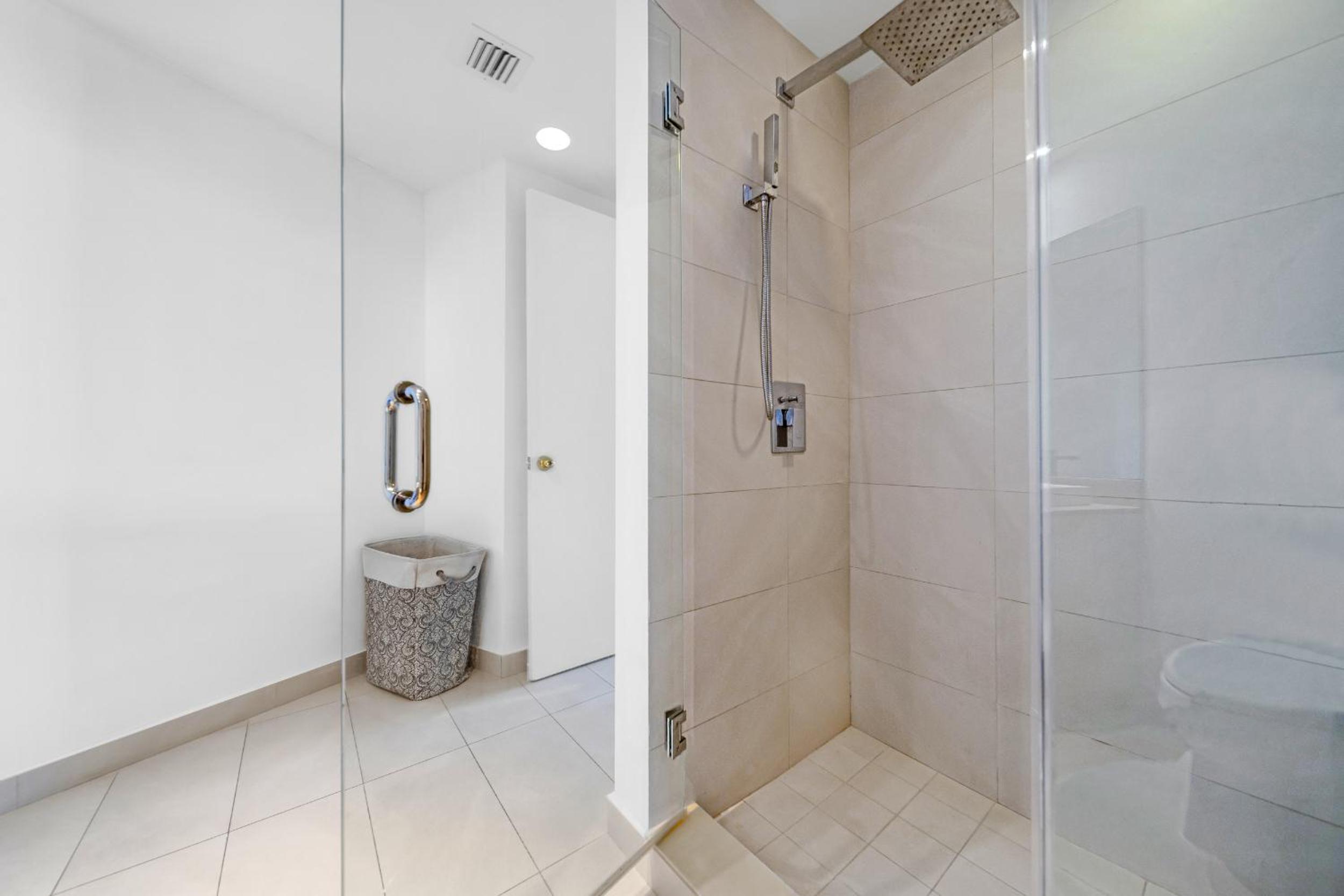 Chic Resort #1410 - AMAZING 1BDR BEACHFRONT CONDO WITH POOL, GYM, VALET PARKING