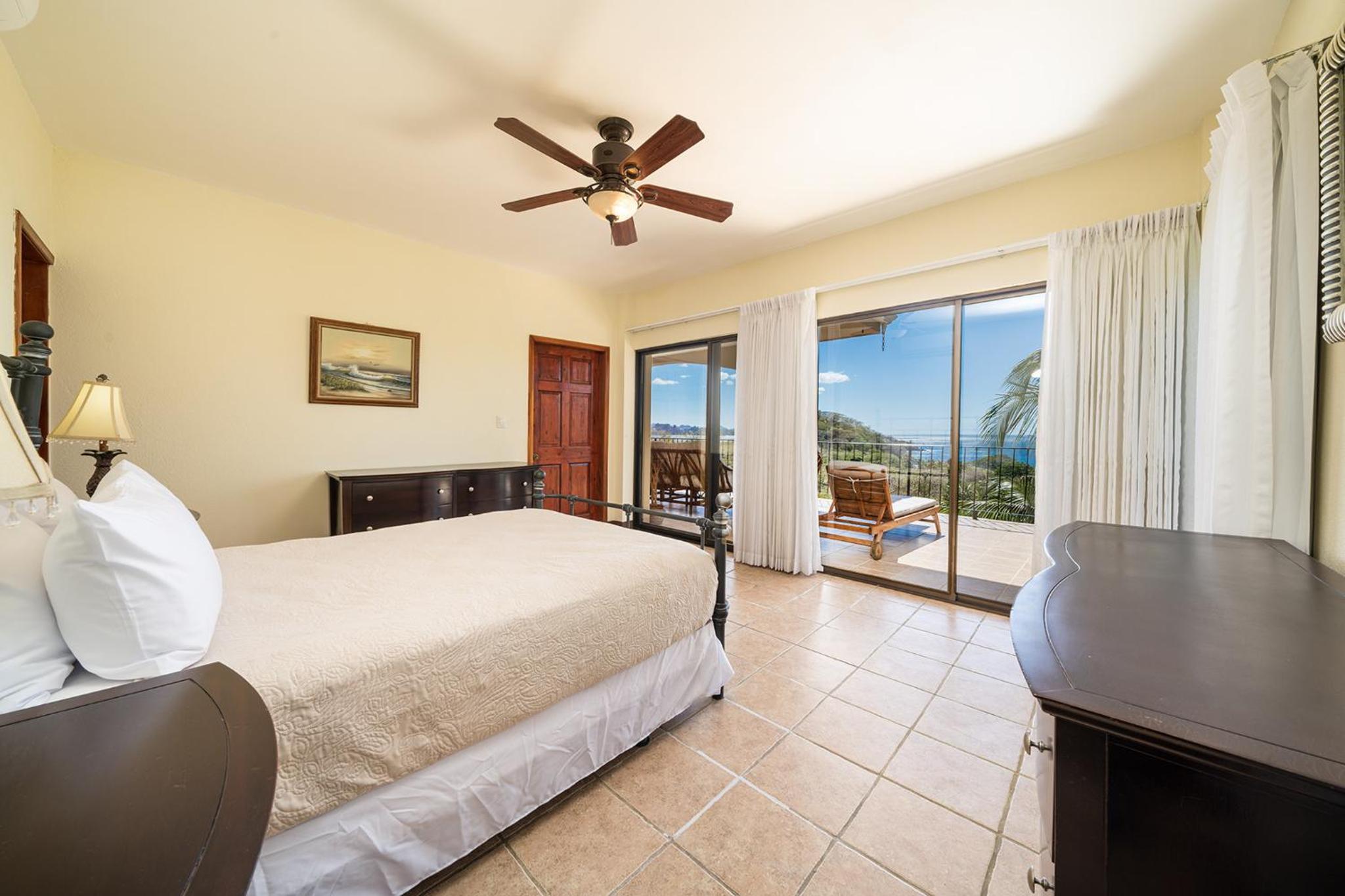 Vida de la Paz 4 - Oceanview Condo, 2BR, just remodeled, Playa Prieta