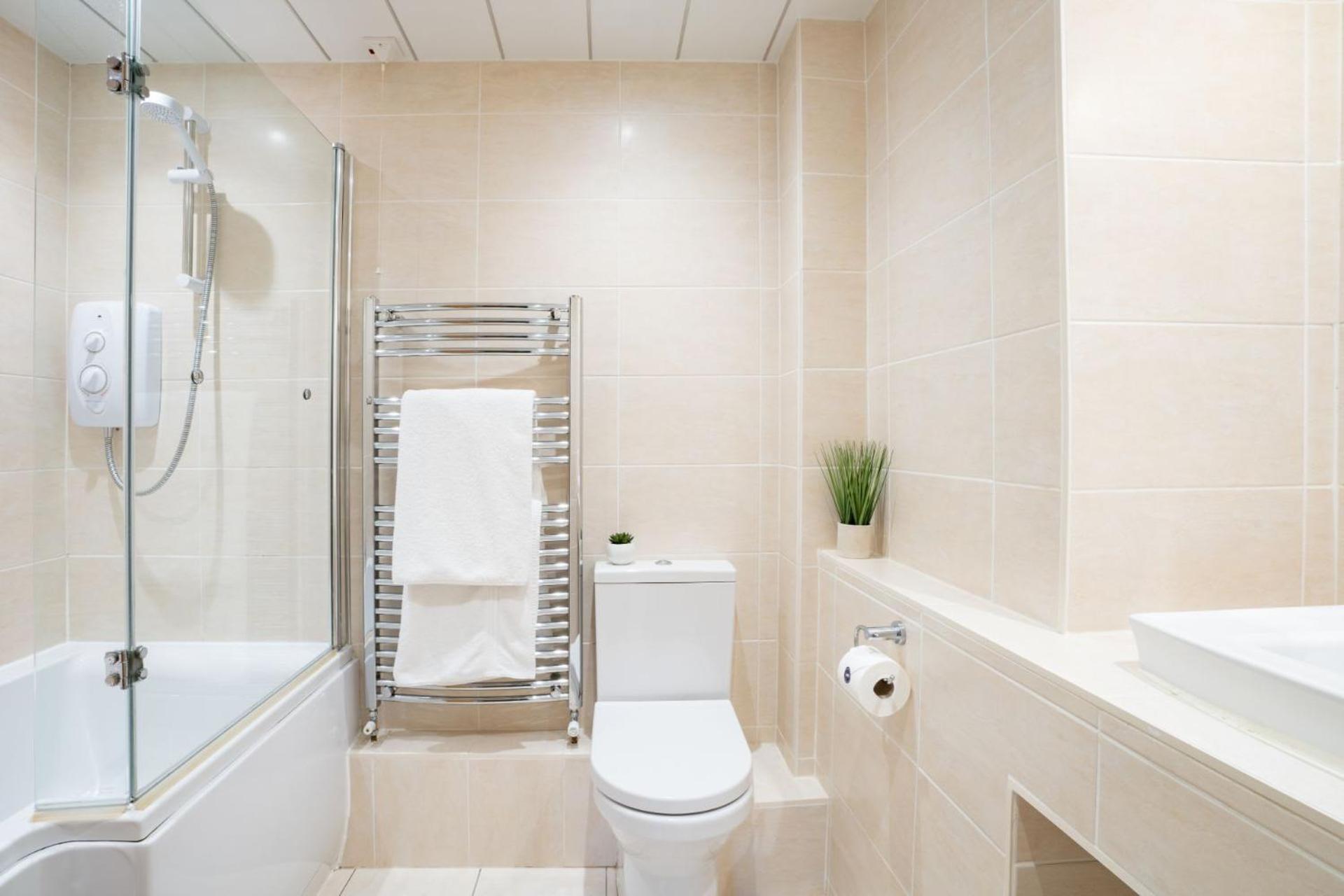 Spacious Property with Waterfall View by LetMeStay view 5