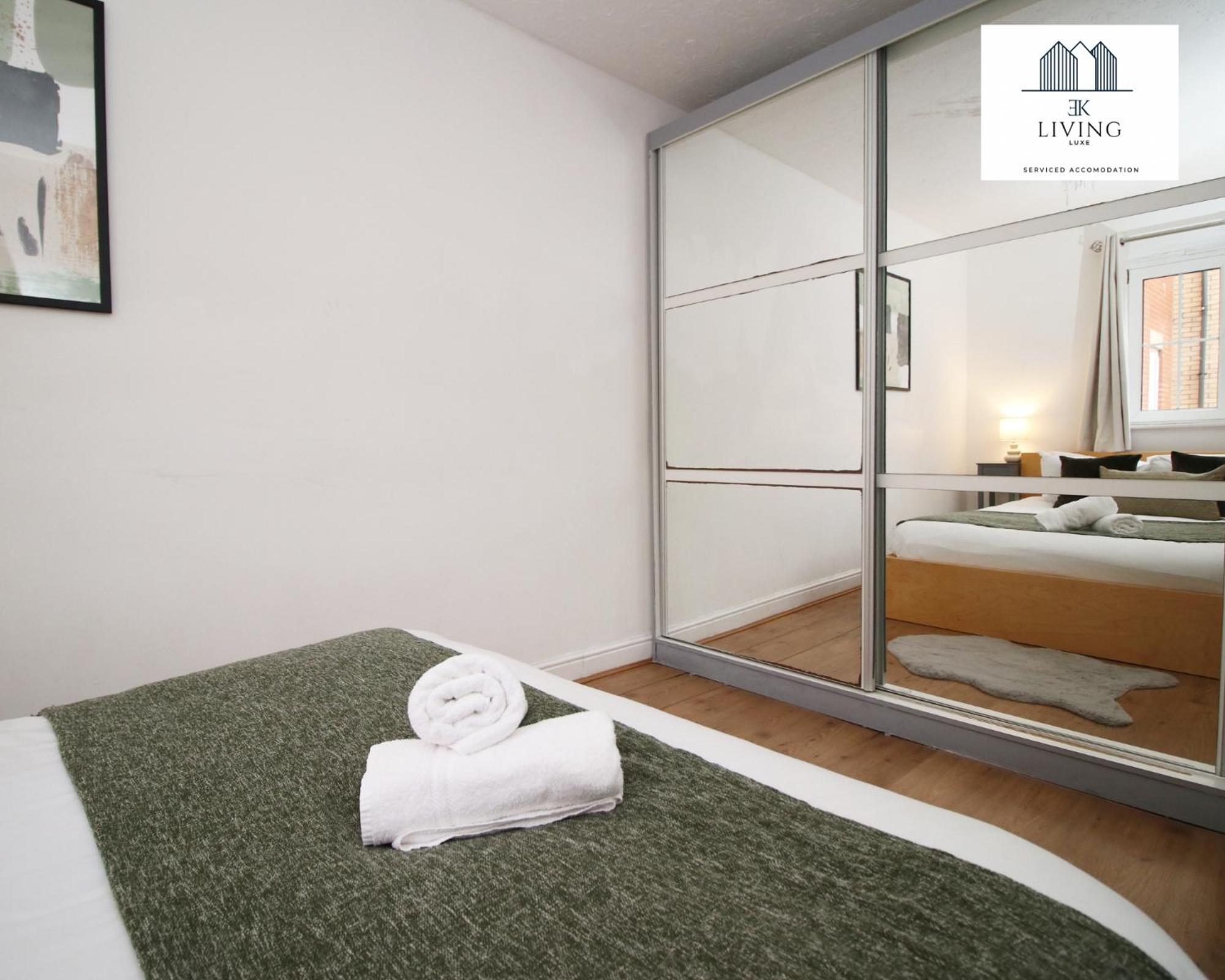 Spacious 3 Bedroom Duplex Apartment On Cardiff Bay - Free Private Parking - By EKLIVING LUXE view 2