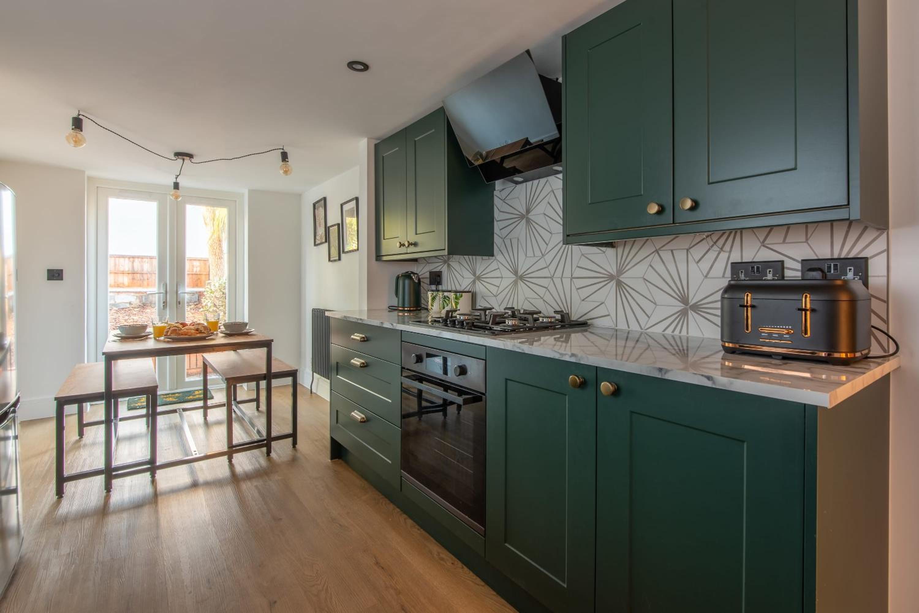 Large Luxury 4 Bed Chic House Southampton Centre, Great for groups! Parking available, Sleeps 7- By Blue Puffin Stays view 5