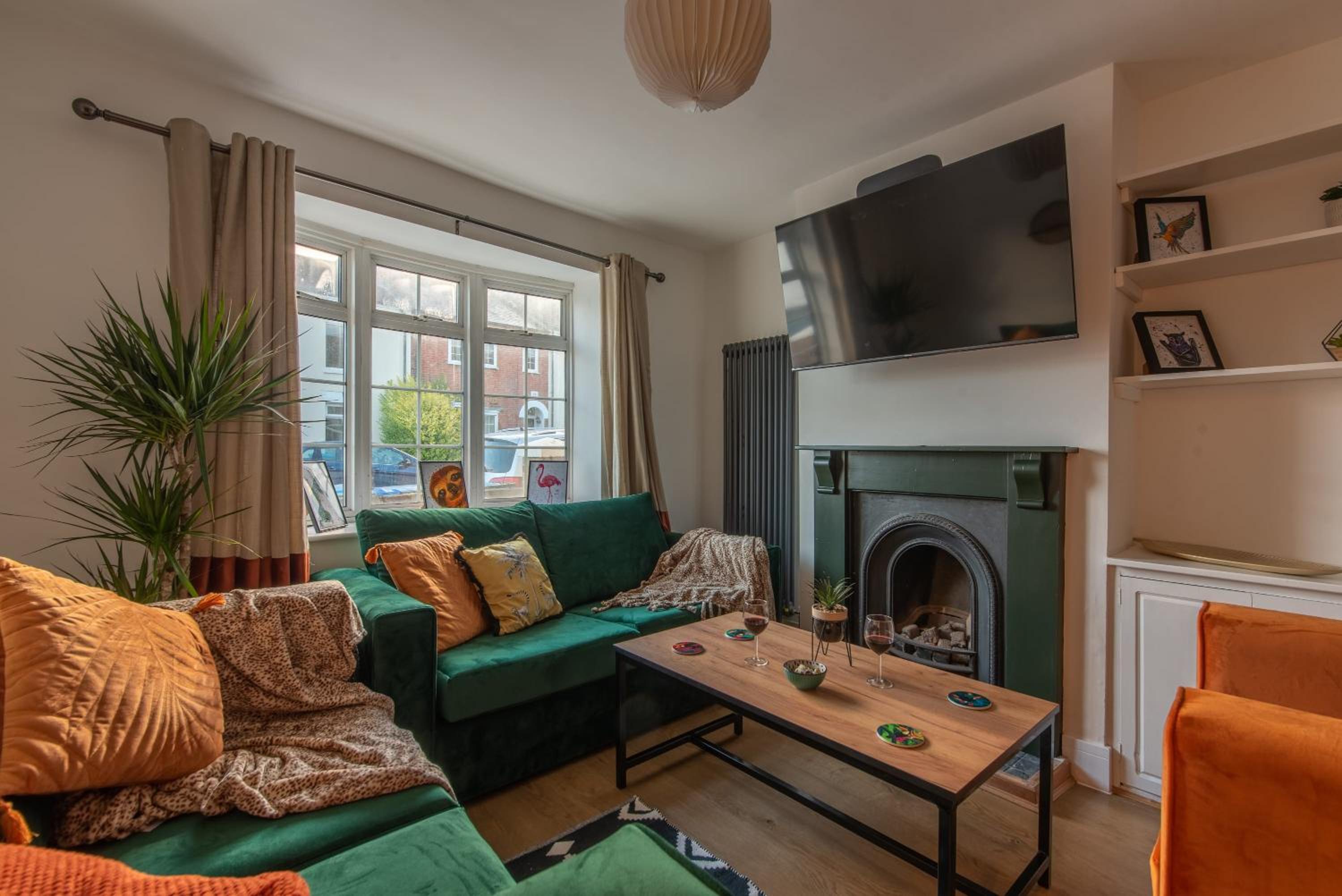 Large Luxury 4 Bed Chic House Southampton Centre, Great for groups! Parking available, Sleeps 7- By Blue Puffin Stays view 4
