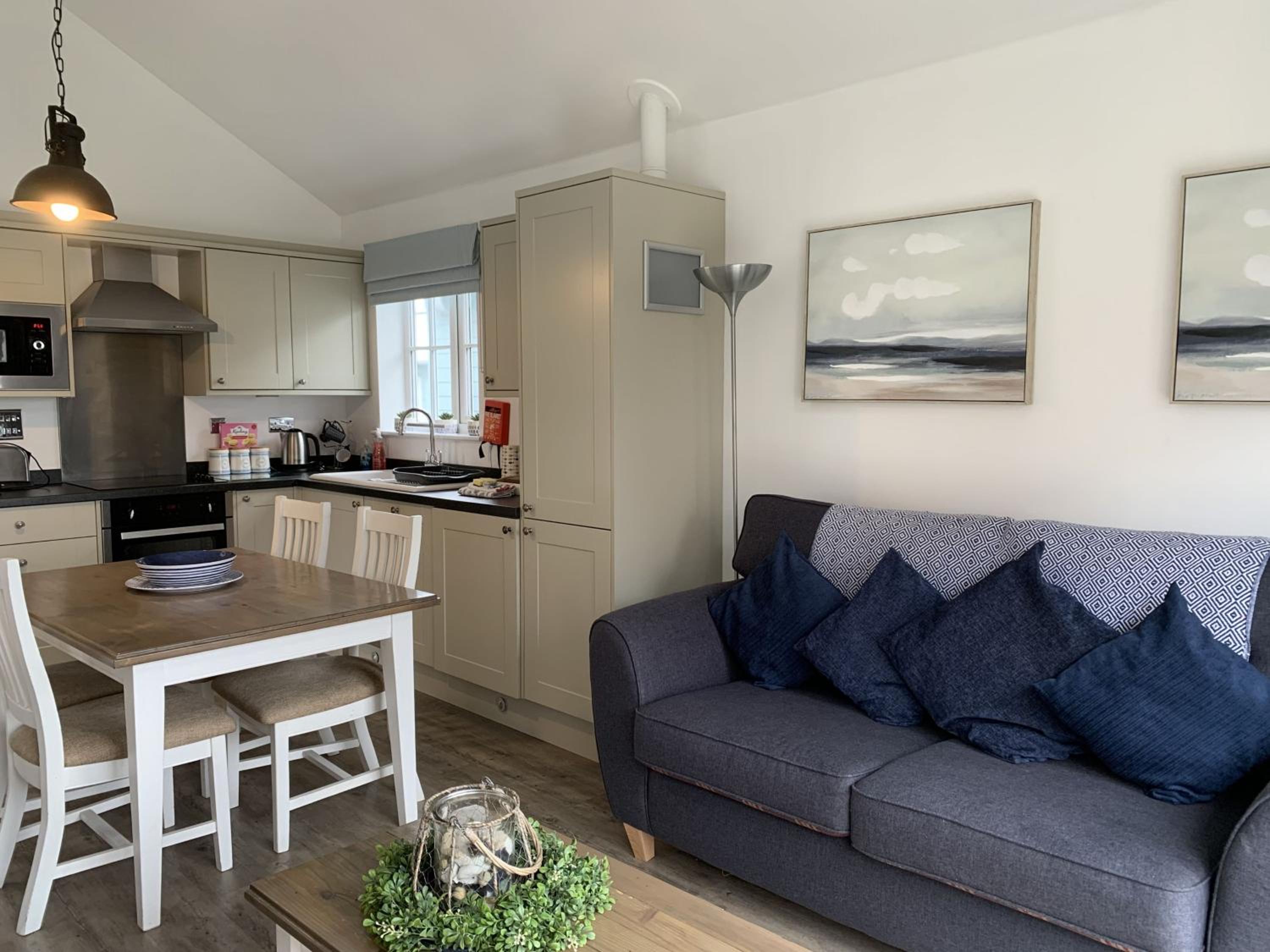 Mariners, The Bay, 2 bedrooms with ensuites, parking nearby, 1 medium or 2 small dogs welcome view 4