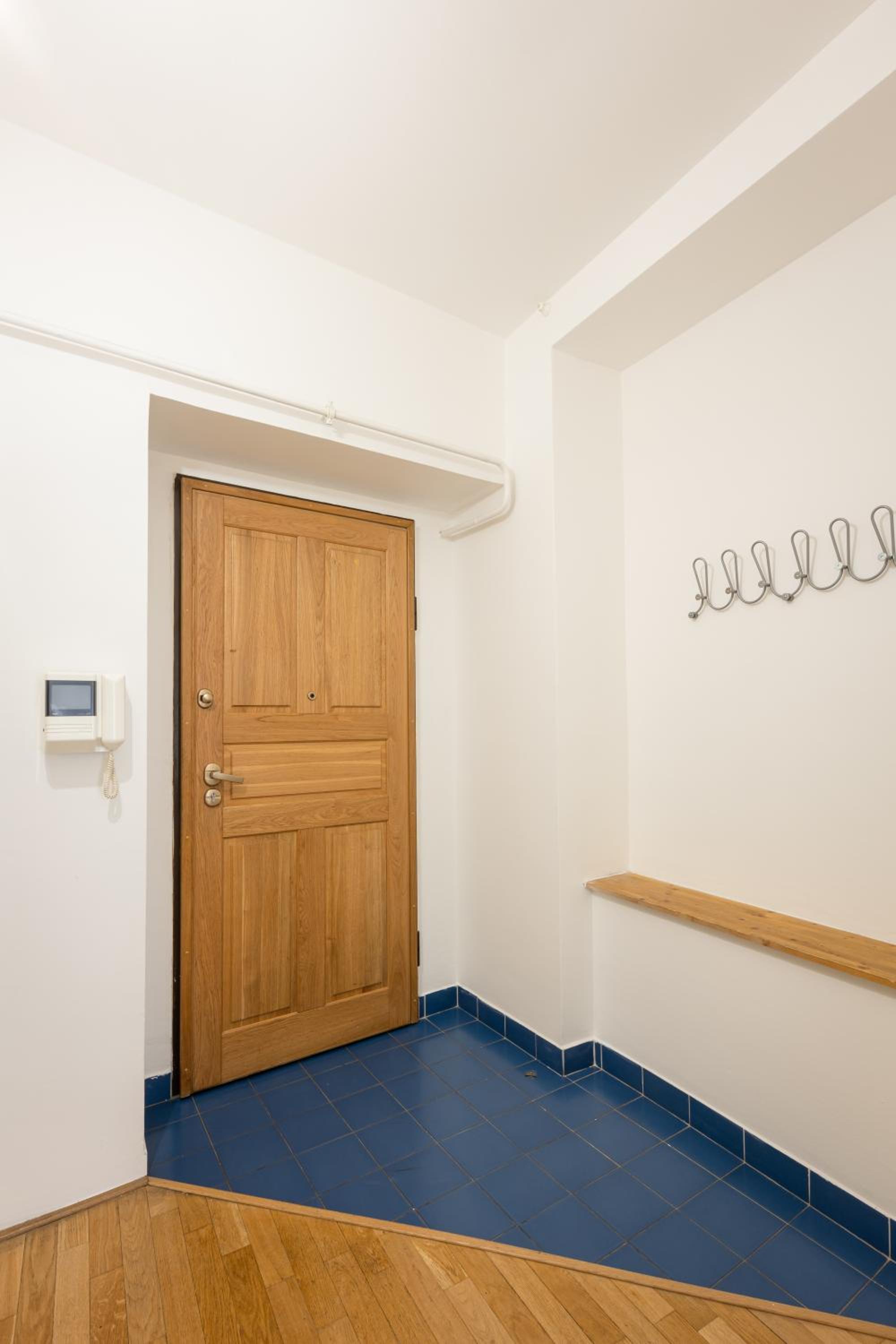 City Centre Garden Apartment with parking
