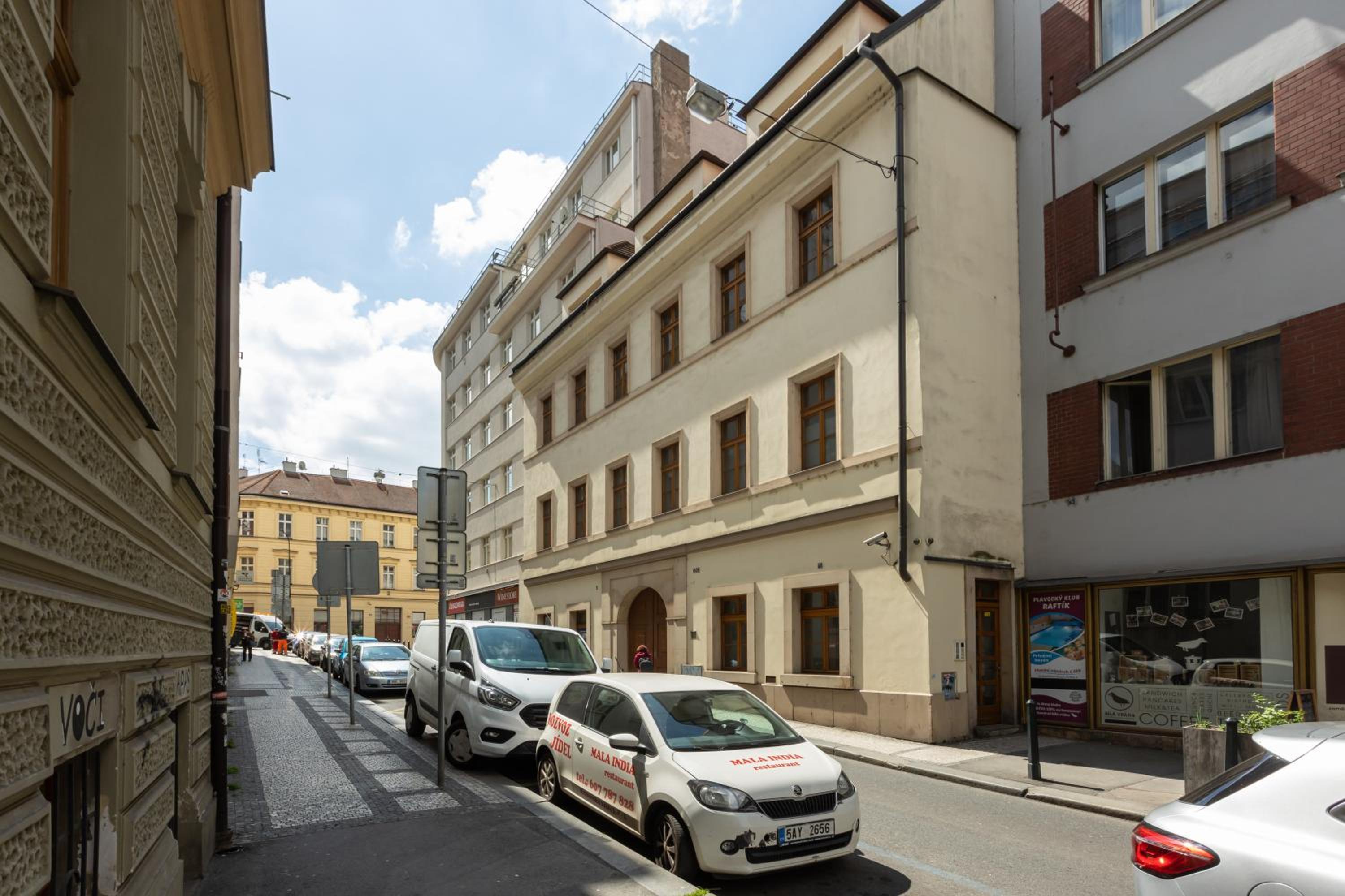 City Centre Garden Apartment with parking