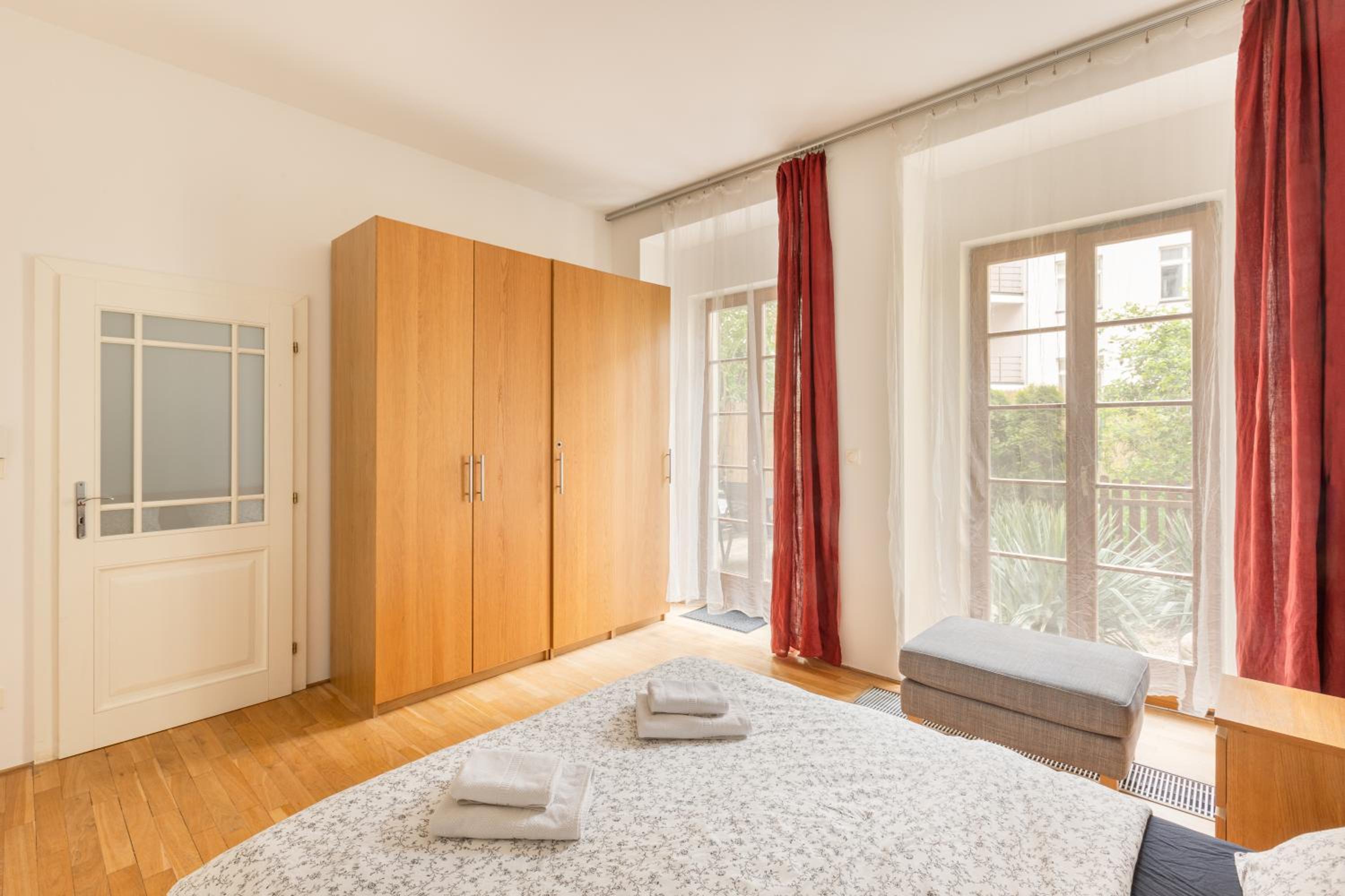 City Centre Garden Apartment with parking