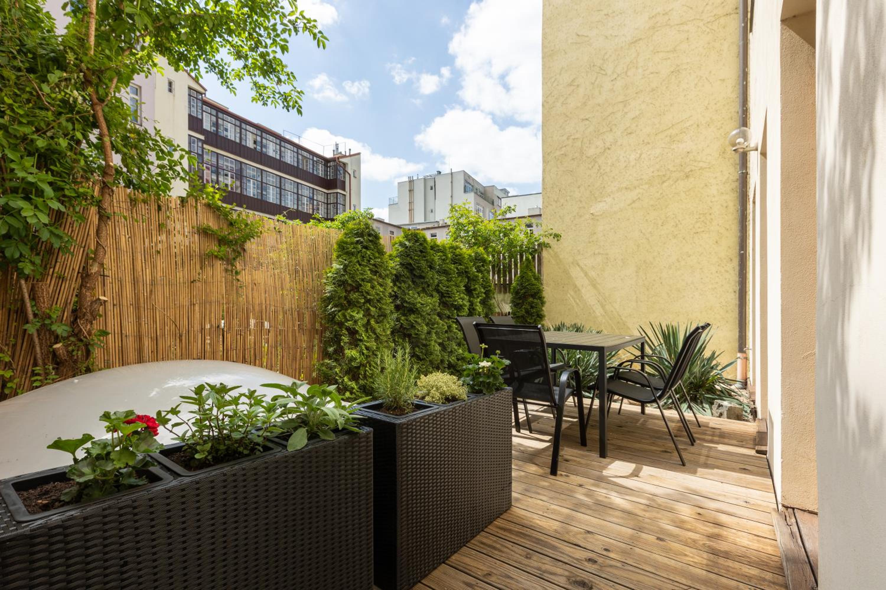 City Centre Garden Apartment with parking