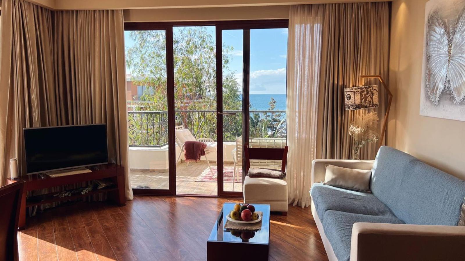 Luxury Dreamland Oasis Apartments view 2