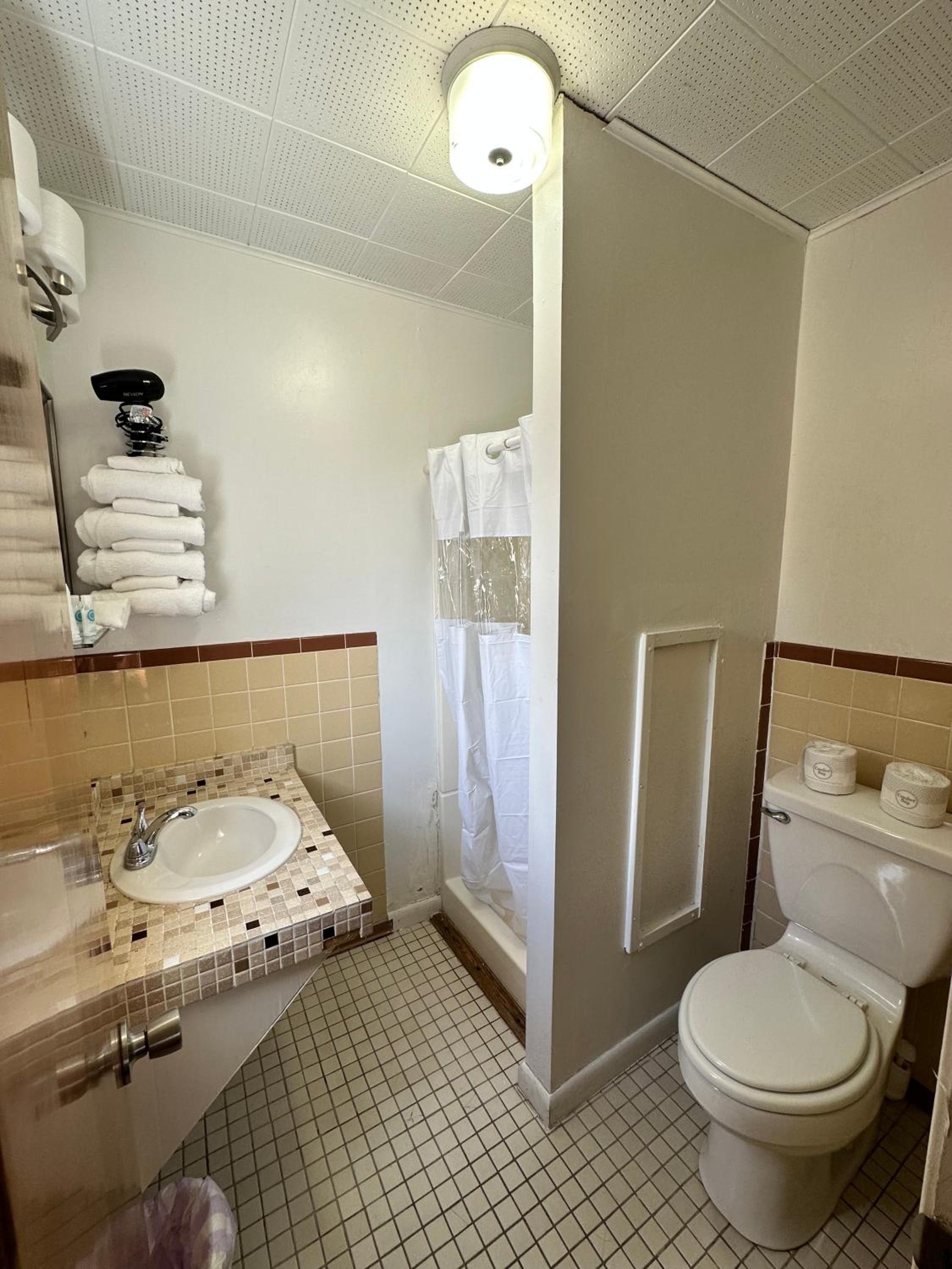 The Colonial Inn & Creamery
