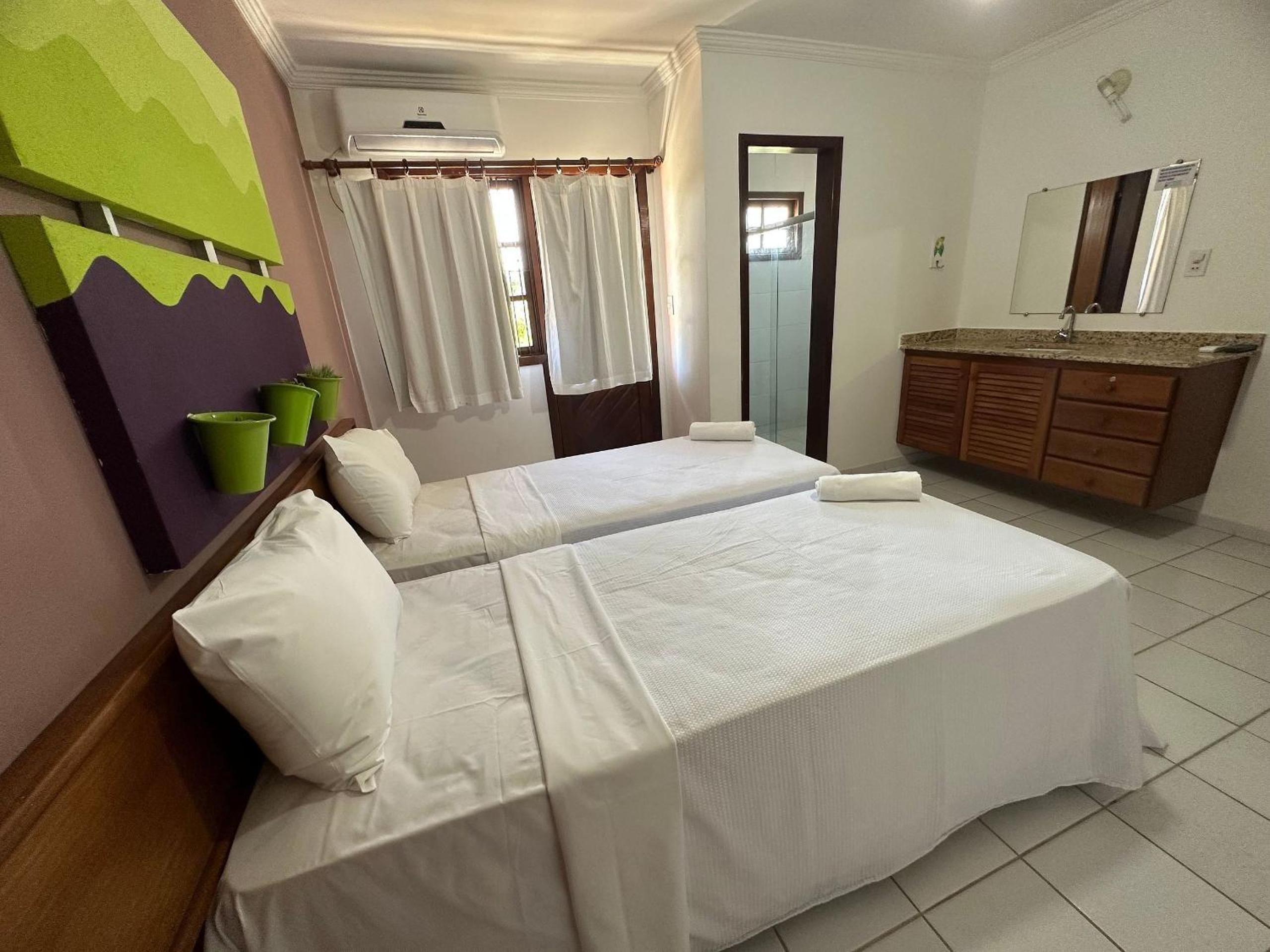 Casas com 2 ou 3 suítes no Residencial Jerusalem 2,frente mar em Coroa Vermelha (BA), condomíonio com piscina, sauna e portaria 24hrs atravessou a rua está