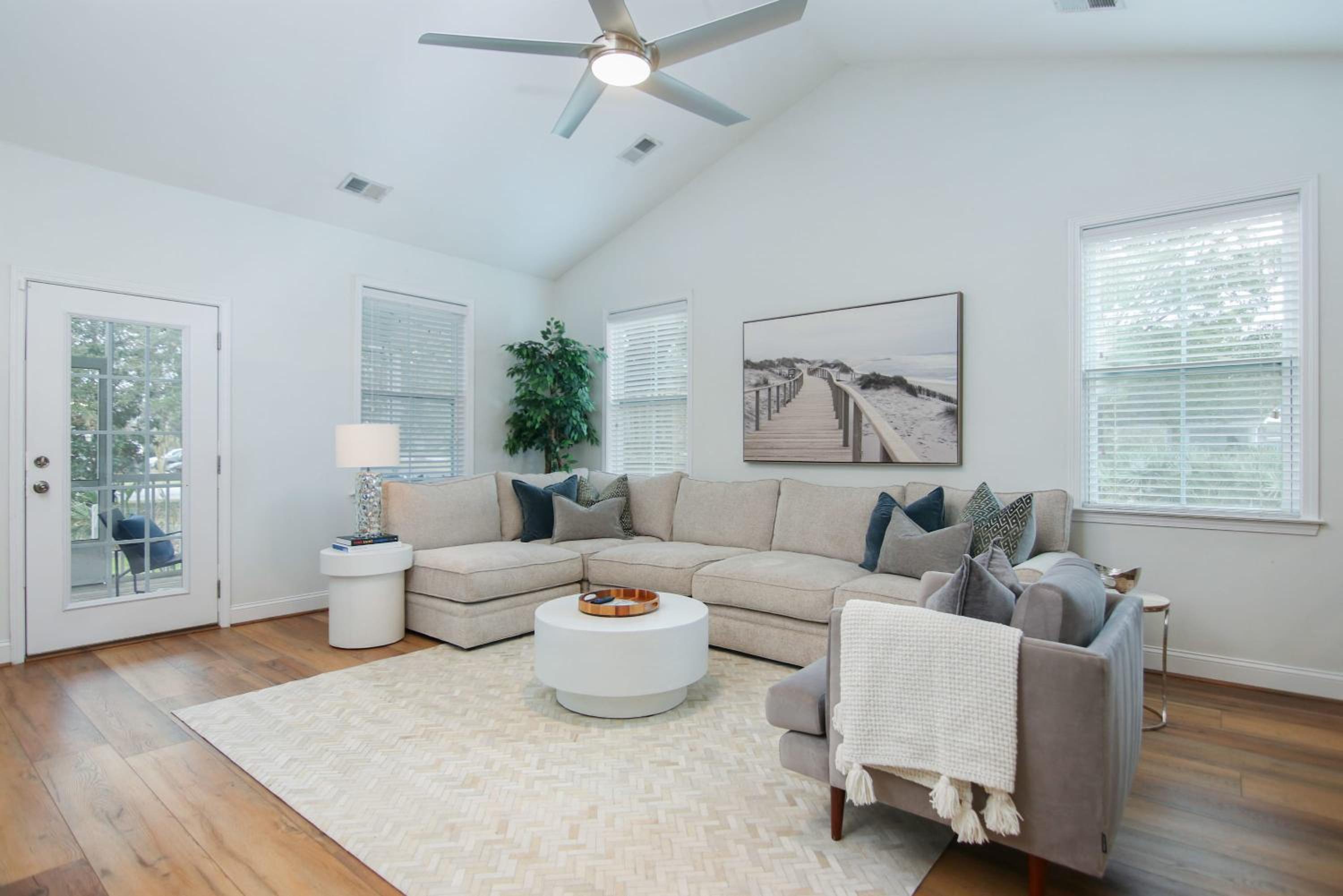 The Jade, Park Circle, Mins to Dwtn and Beaches view 2