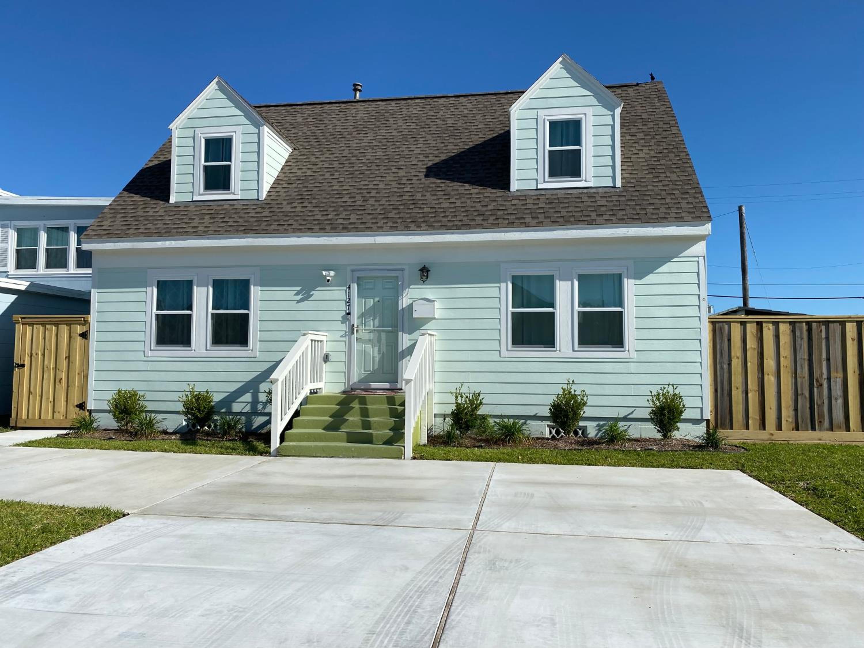 Ocean view, newly renovated home, central location, plenty of parkings