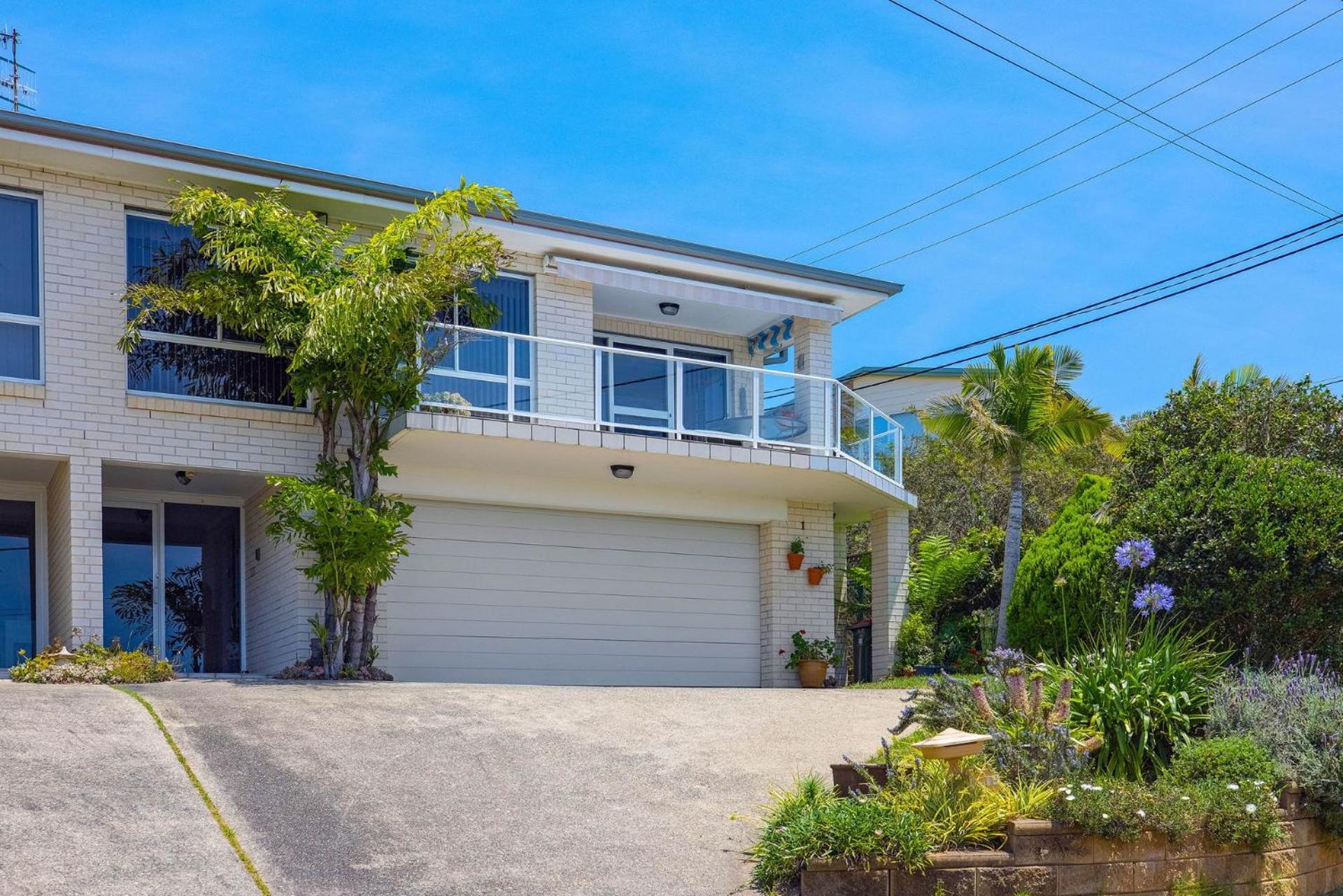 Hotel Tranquil with Harbour Views - Image 1