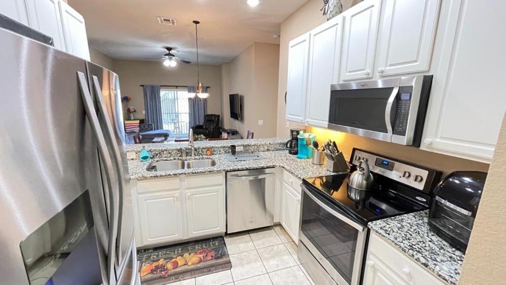 Beautiful 3 Bedroom Apartment minutes from Disney! view 2