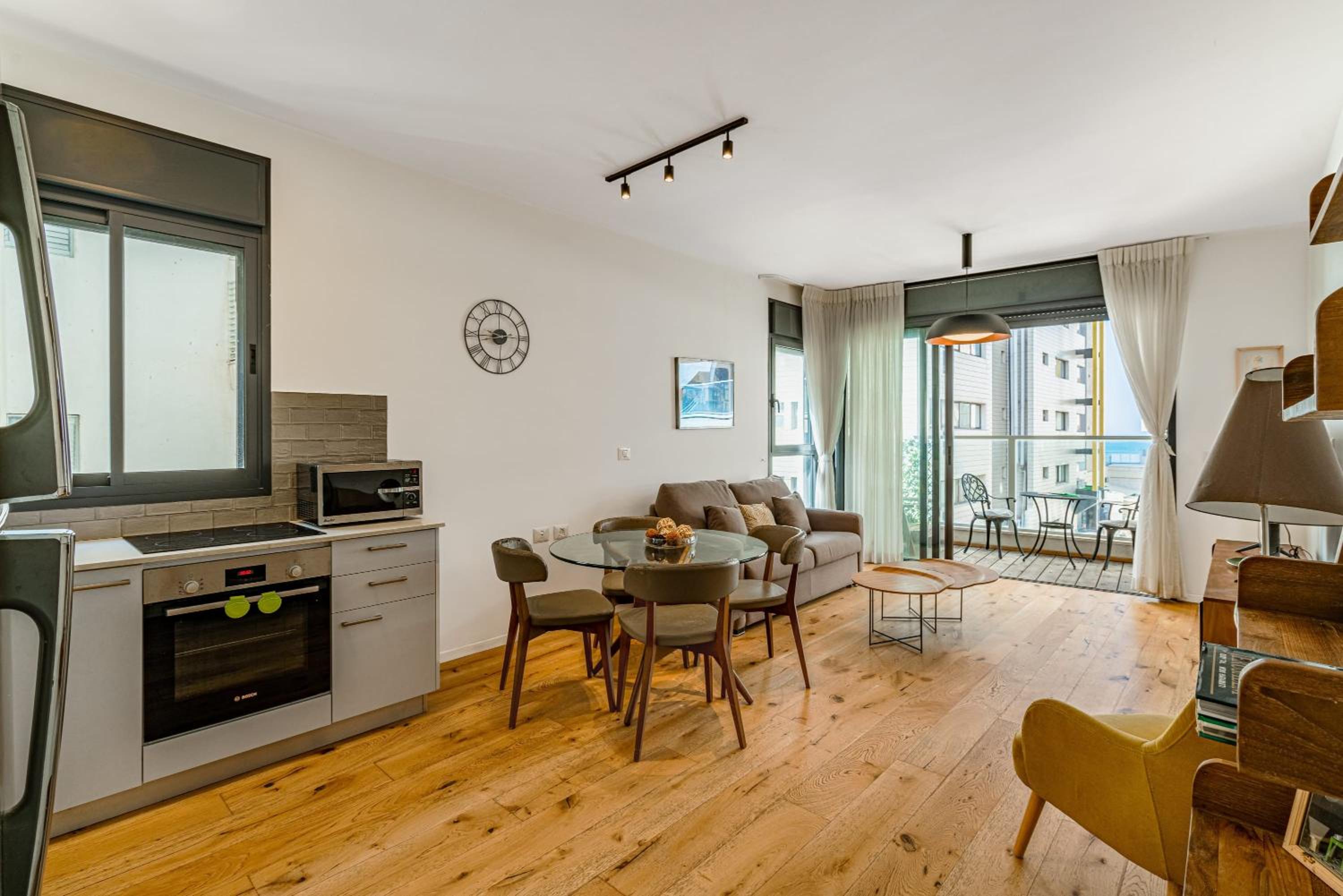 Chic 1BR in Ben Yehuda by Holiday Rentals view 2