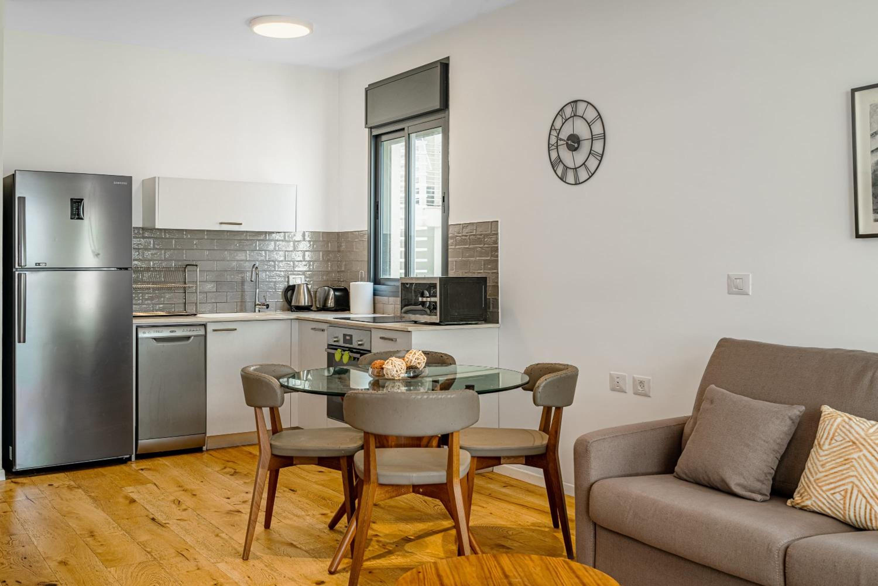 Chic 1BR in Ben Yehuda by Holiday Rentals view 5