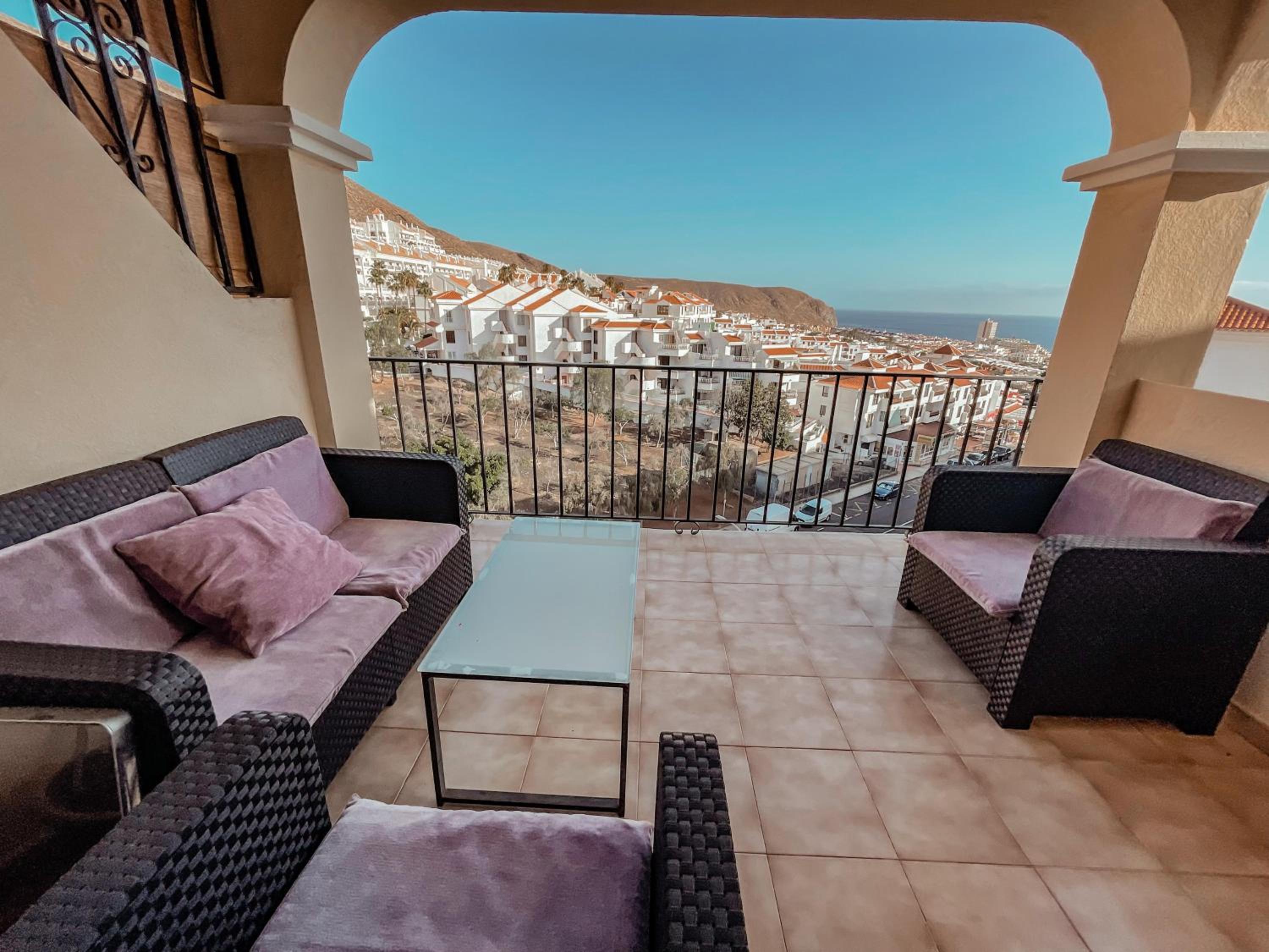 Duplex in Castle Harbour, Heated Pool, Ocean View LC517 view 3
