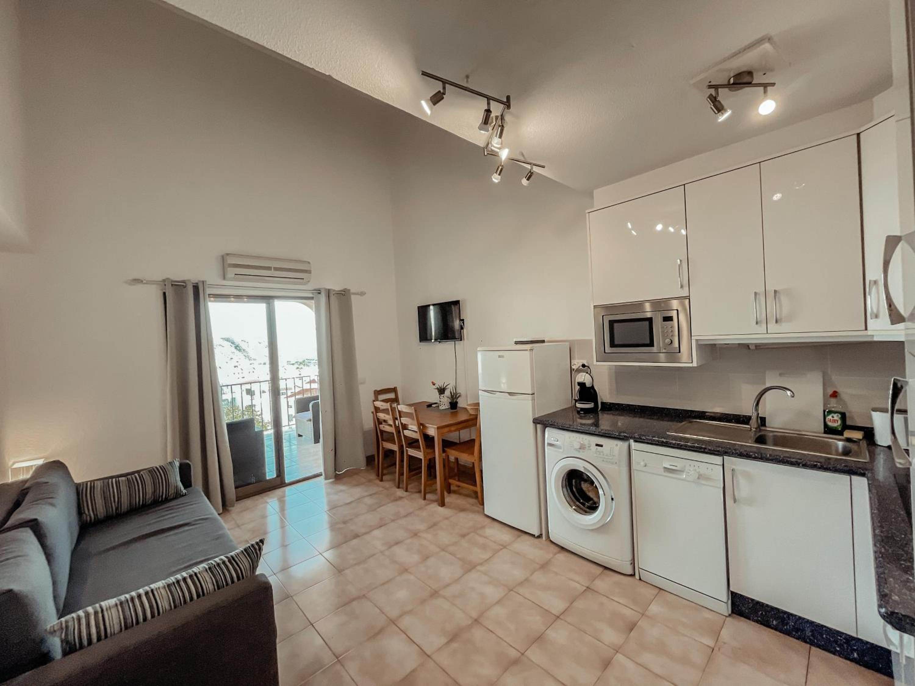 Duplex in Castle Harbour, Heated Pool, Ocean View LC517 view 4