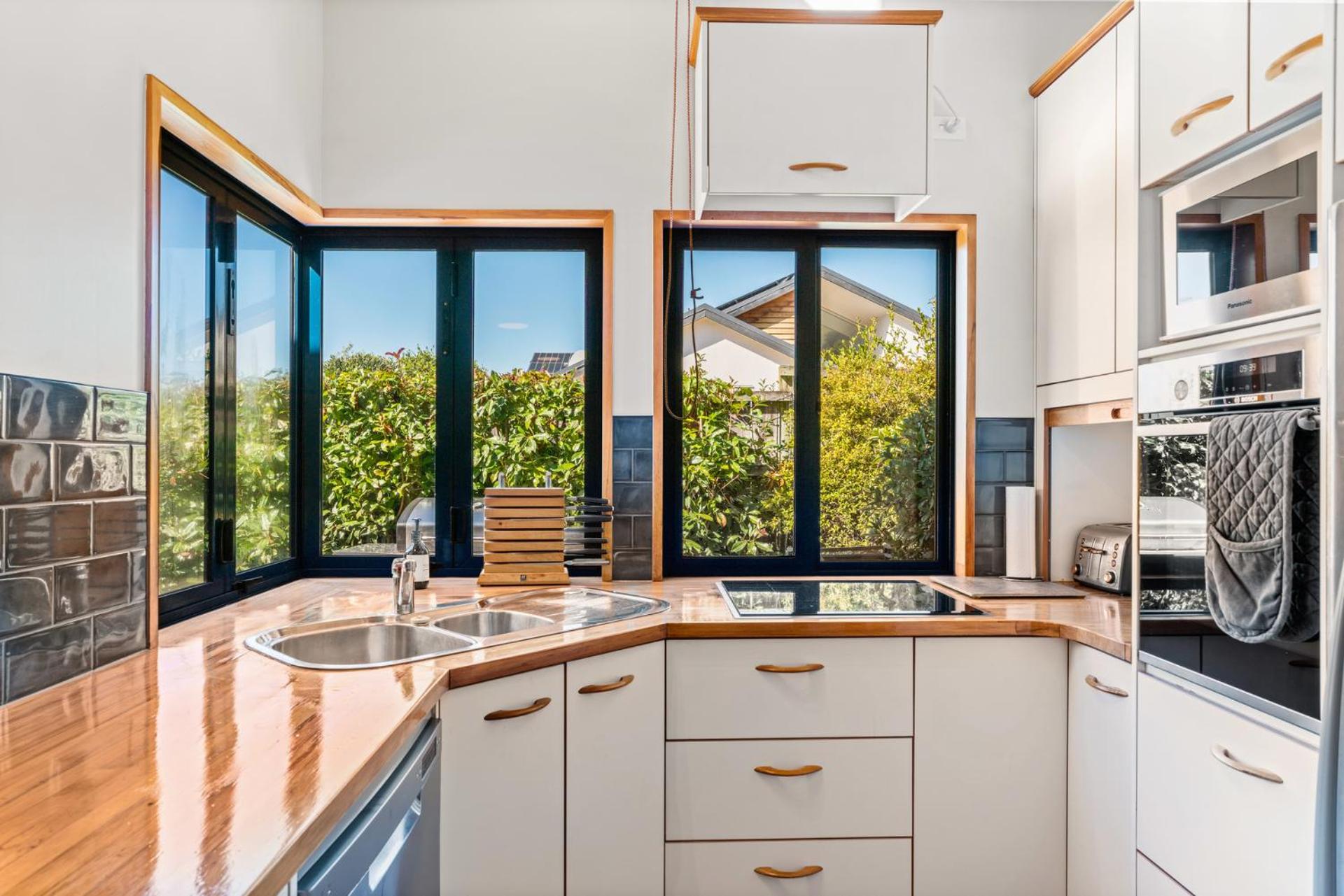 Lakehouse Retreat - Wanaka Holiday Home