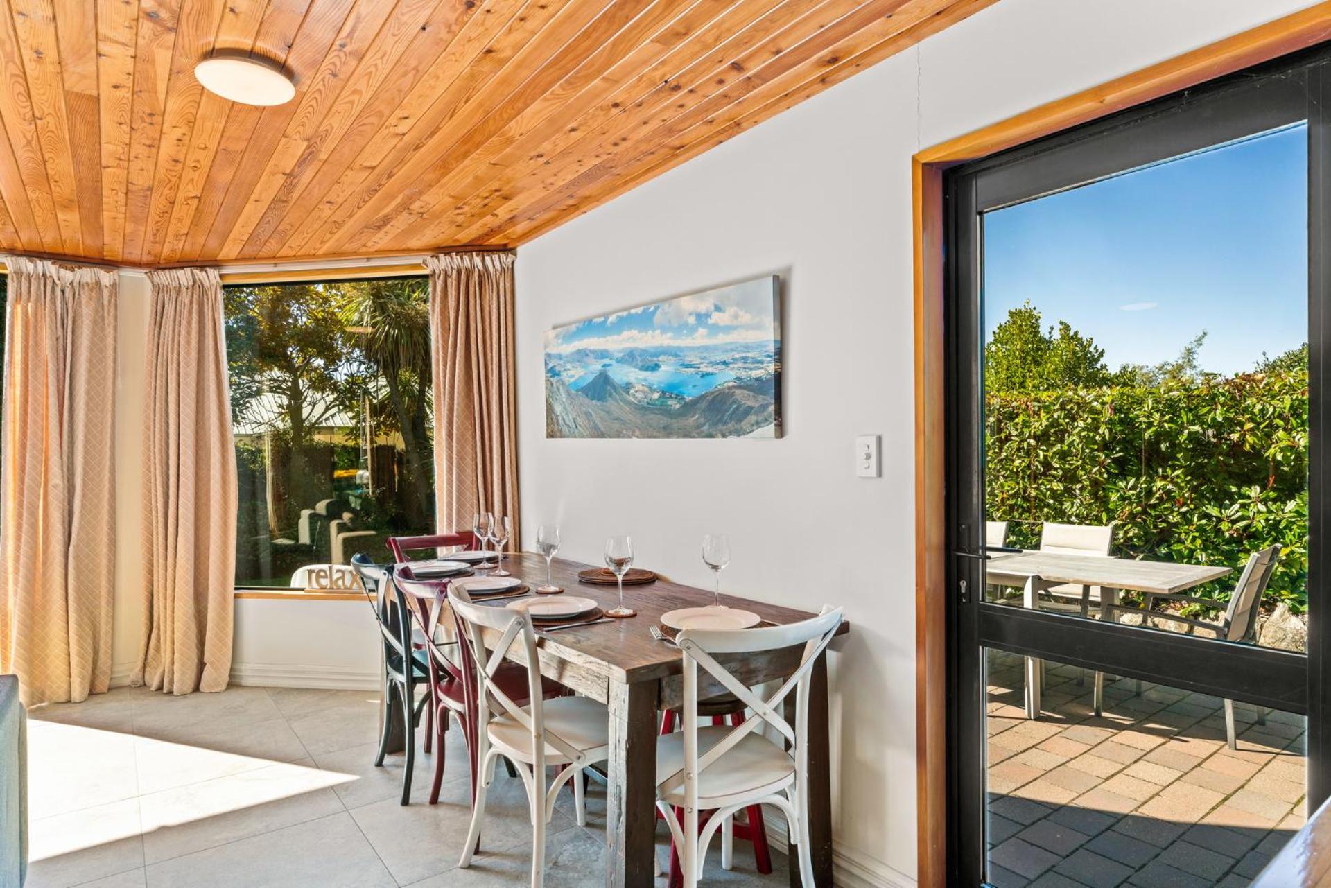 Lakehouse Retreat - Wanaka Holiday Home