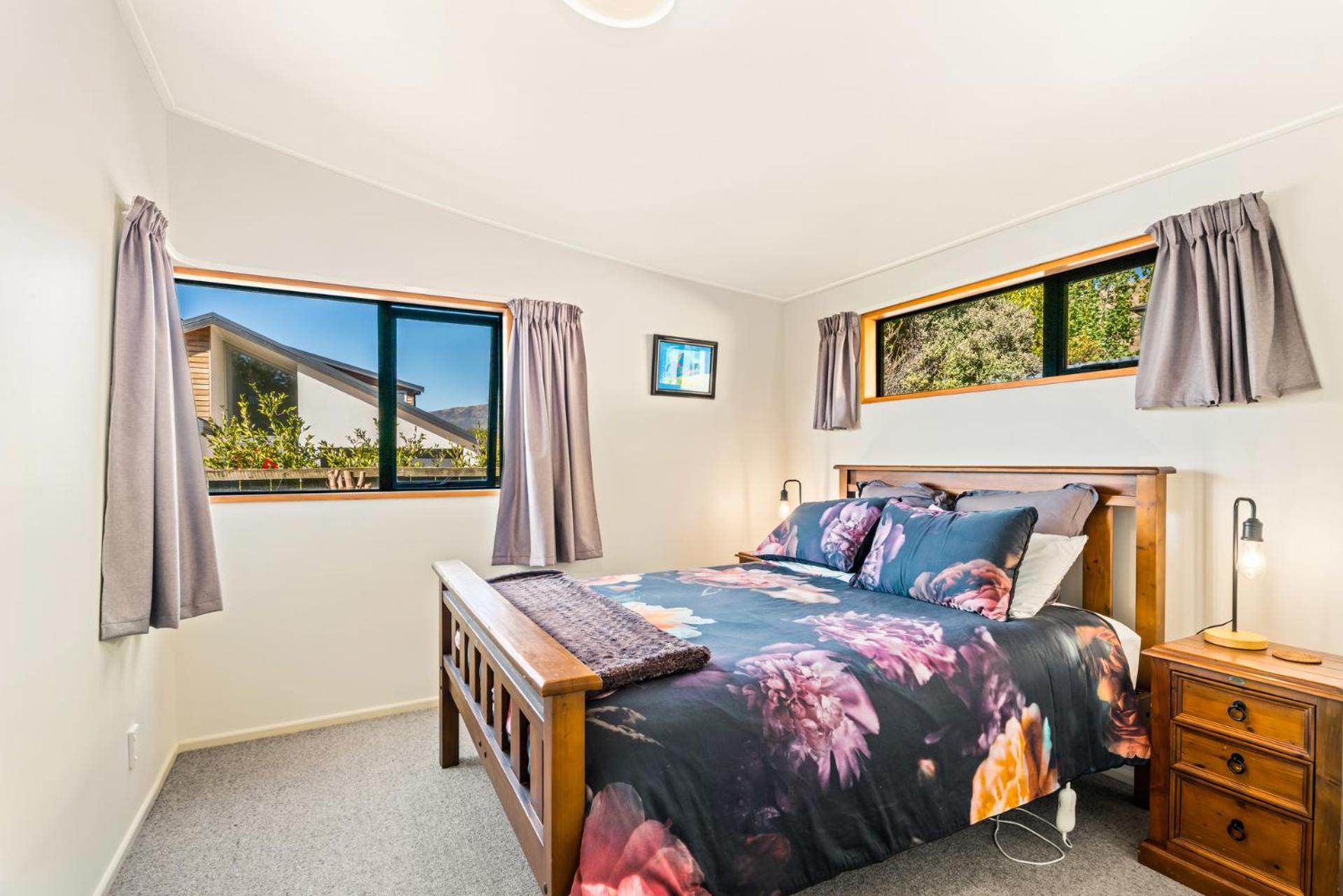 Lakehouse Retreat - Wanaka Holiday Home