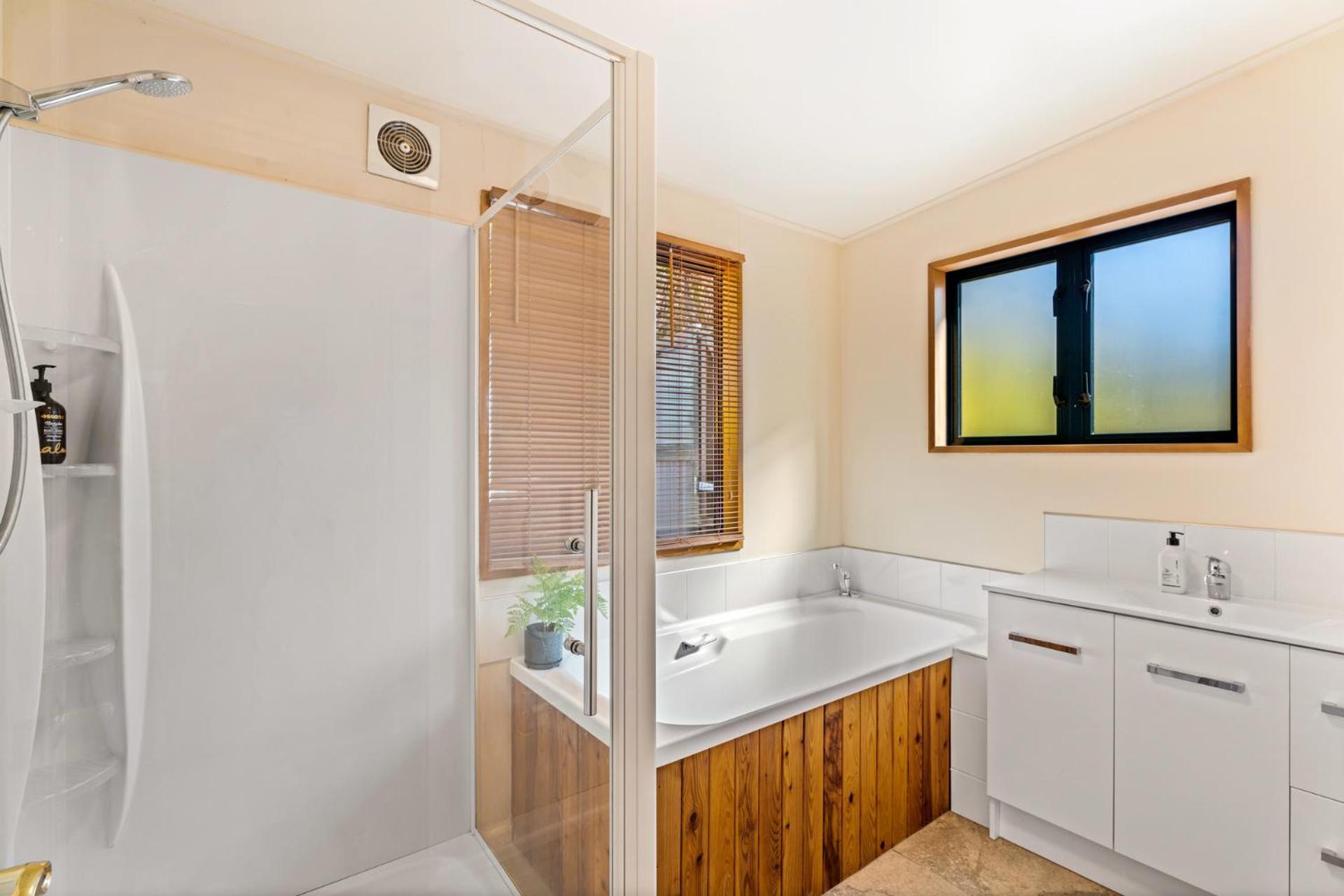 Lakehouse Retreat - Wanaka Holiday Home
