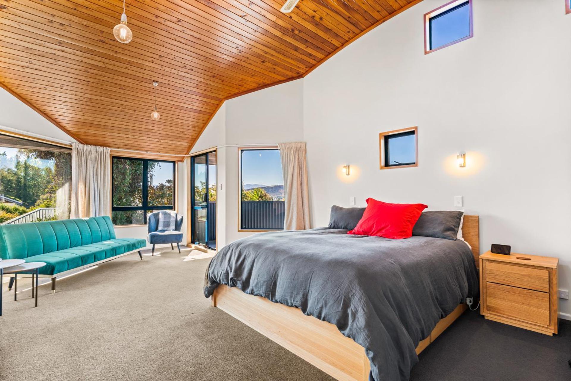 Lakehouse Retreat - Wanaka Holiday Home