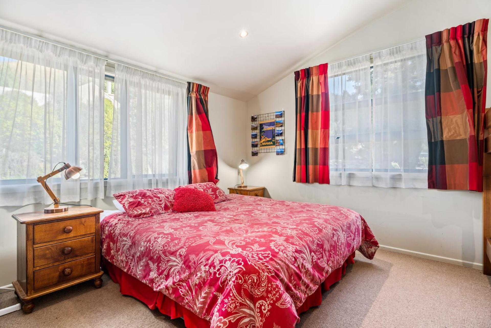 Lakehouse Retreat - Wanaka Holiday Home