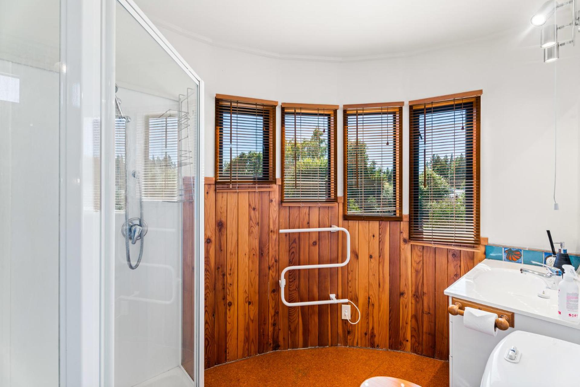 Lakehouse Retreat - Wanaka Holiday Home