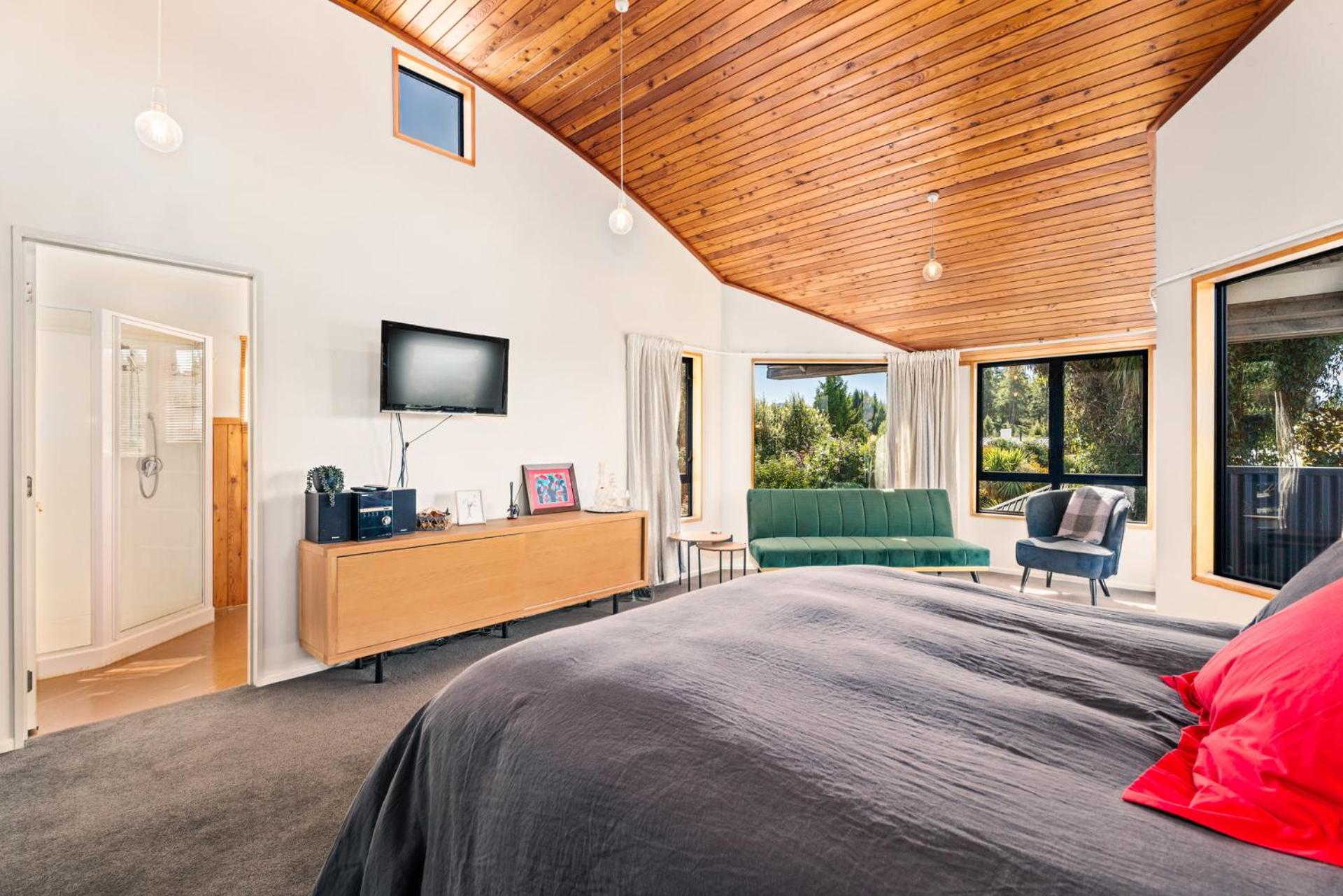 Lakehouse Retreat - Wanaka Holiday Home