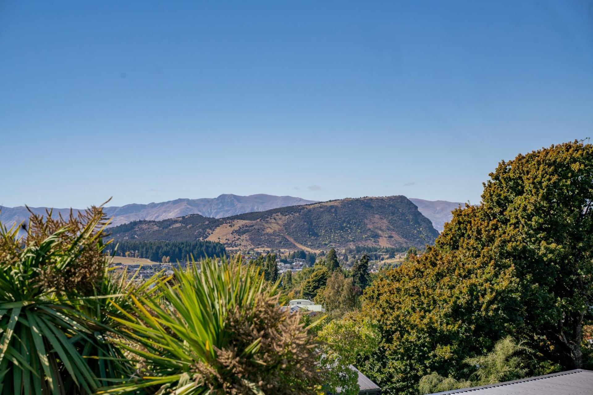 Lakehouse Retreat - Wanaka Holiday Home