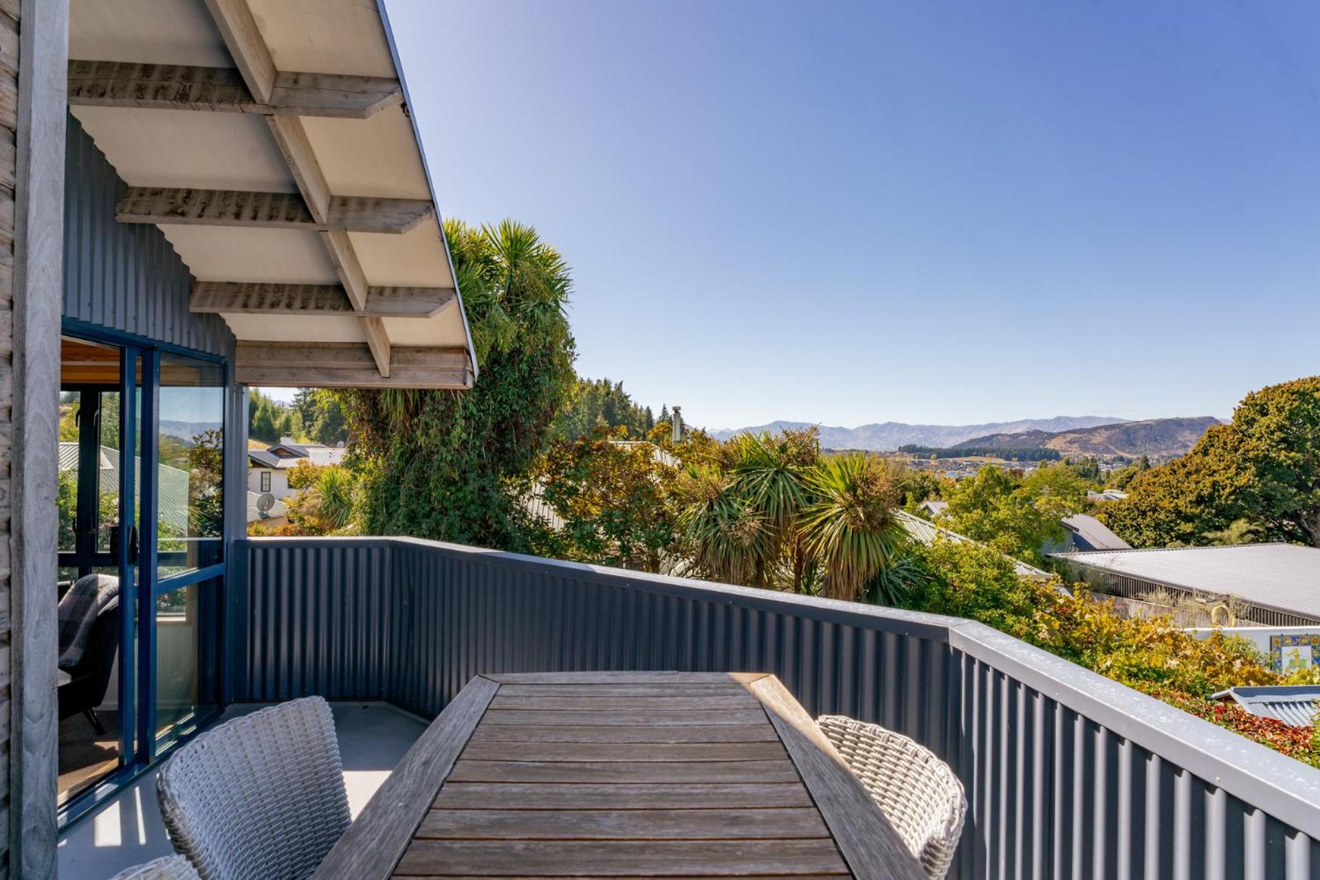 Lakehouse Retreat - Wanaka Holiday Home