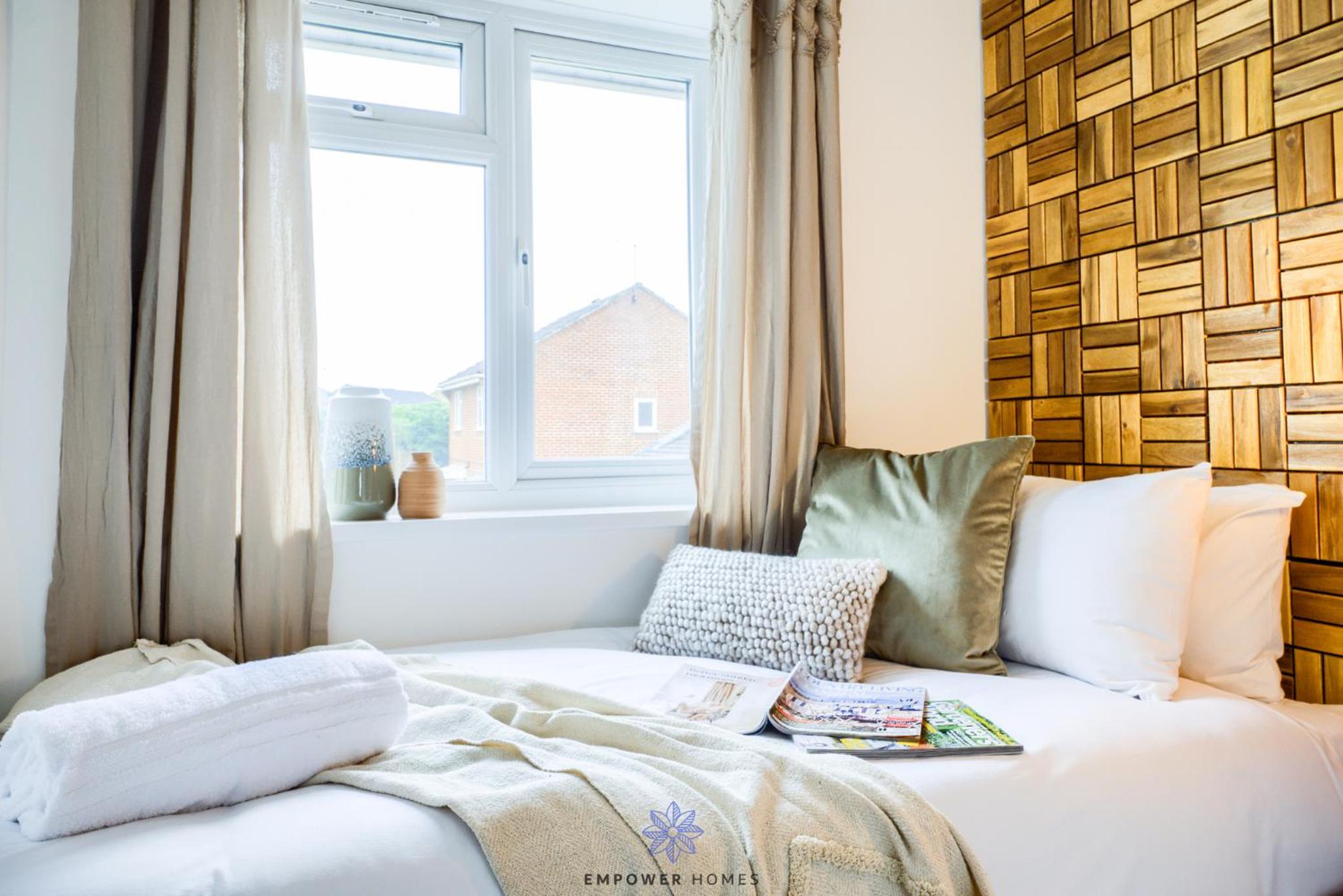 Coventry Beautiful House, University Hospital, M6 M69, Private Parking, Sleeps 6, by EMPOWER HOMES view 5