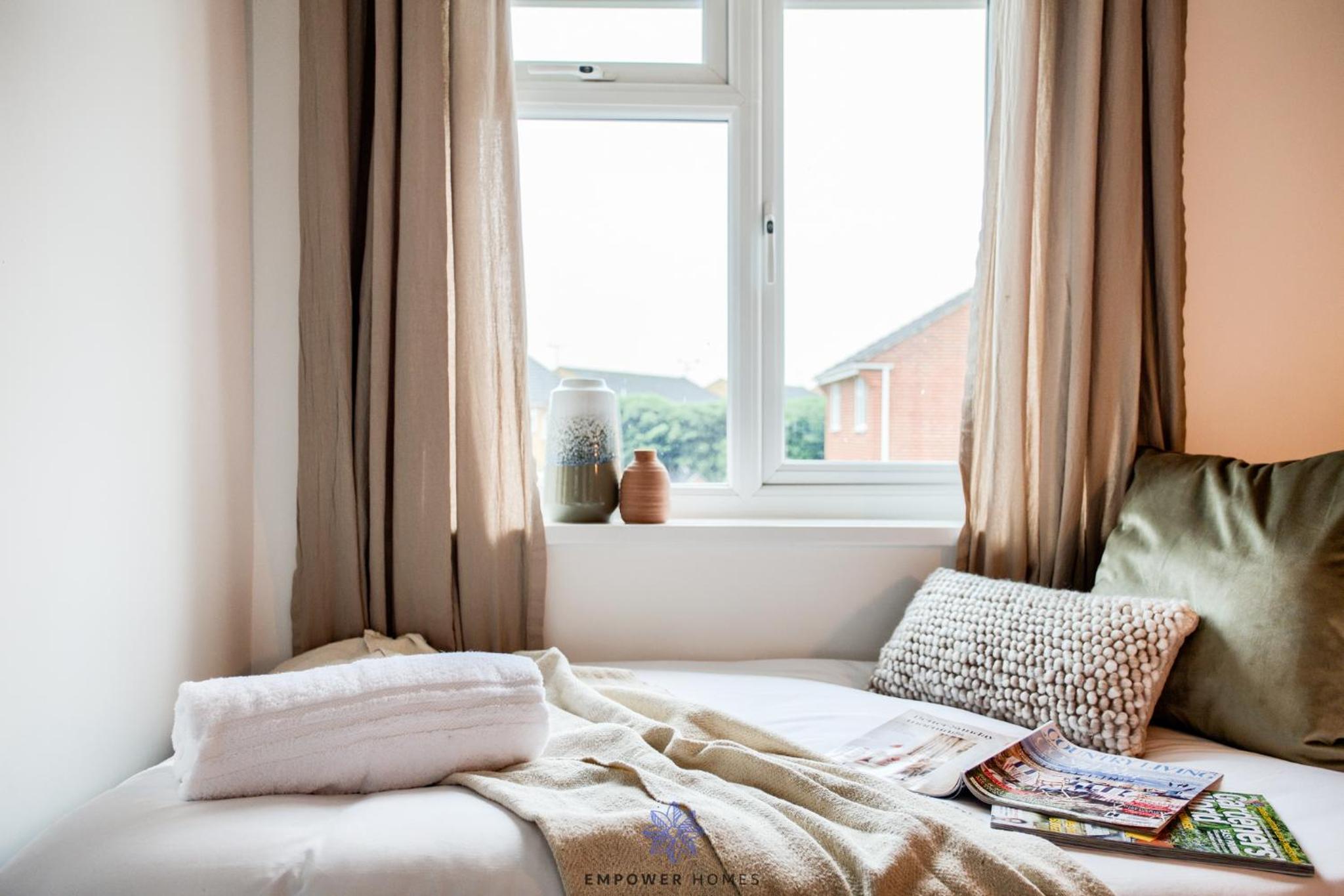 Coventry Beautiful House, University Hospital, M6 M69, Private Parking, Sleeps 6, by EMPOWER HOMES view 2