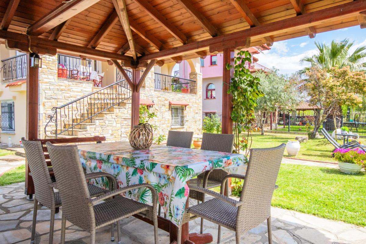 Private 6-bedroom Villa with garden 150m to beach photo 3