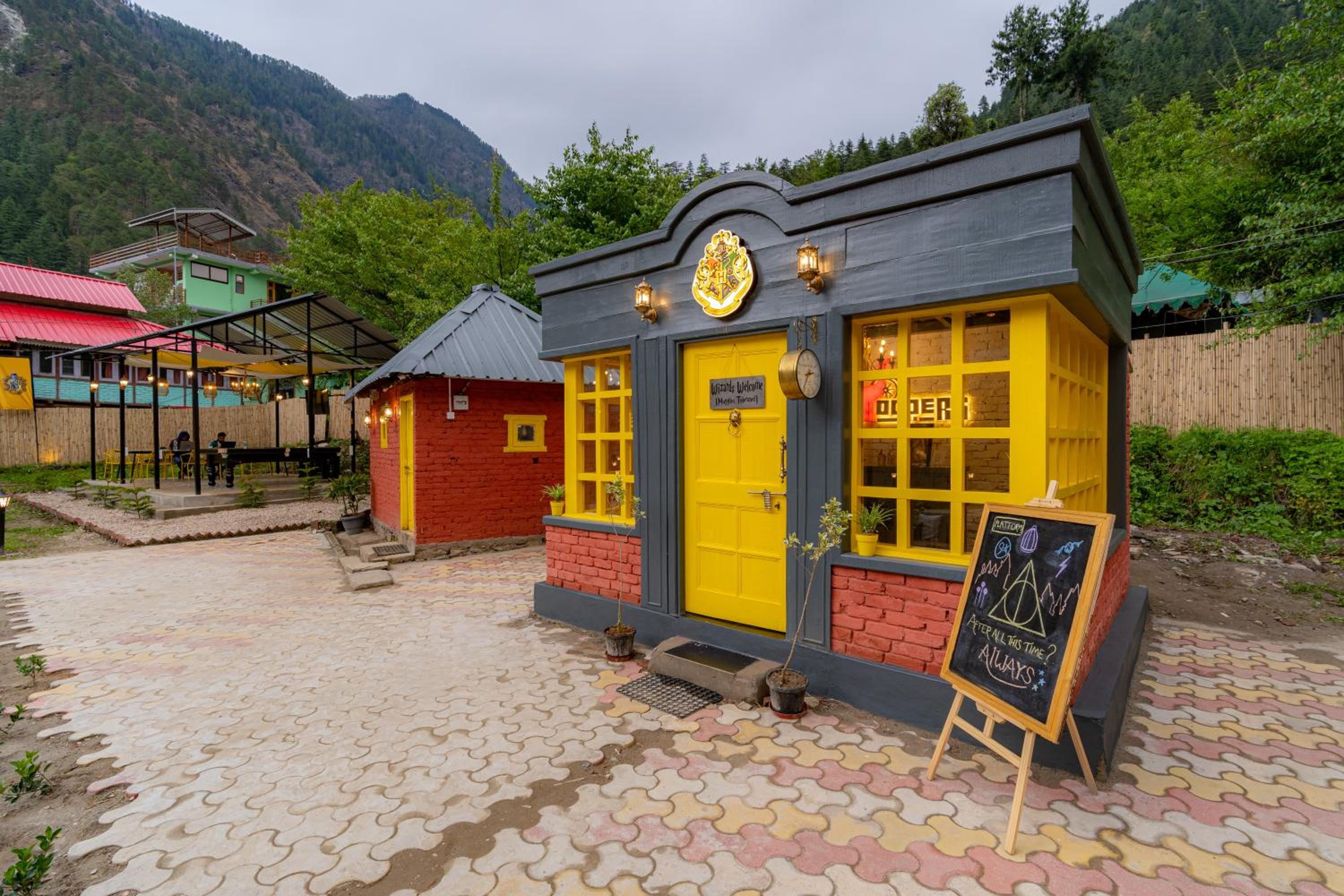 Whoopers Boutique Kasol - Harry Potter themed