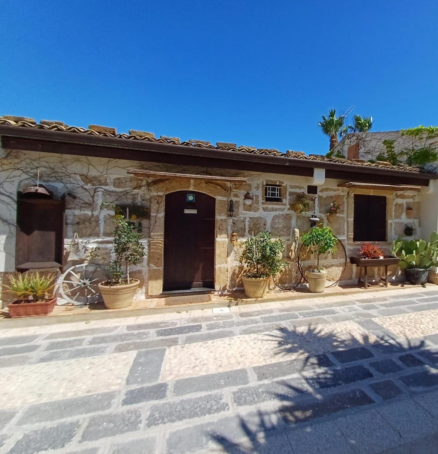 La Virgy per Noto with share swimming pool with wonderful sea view