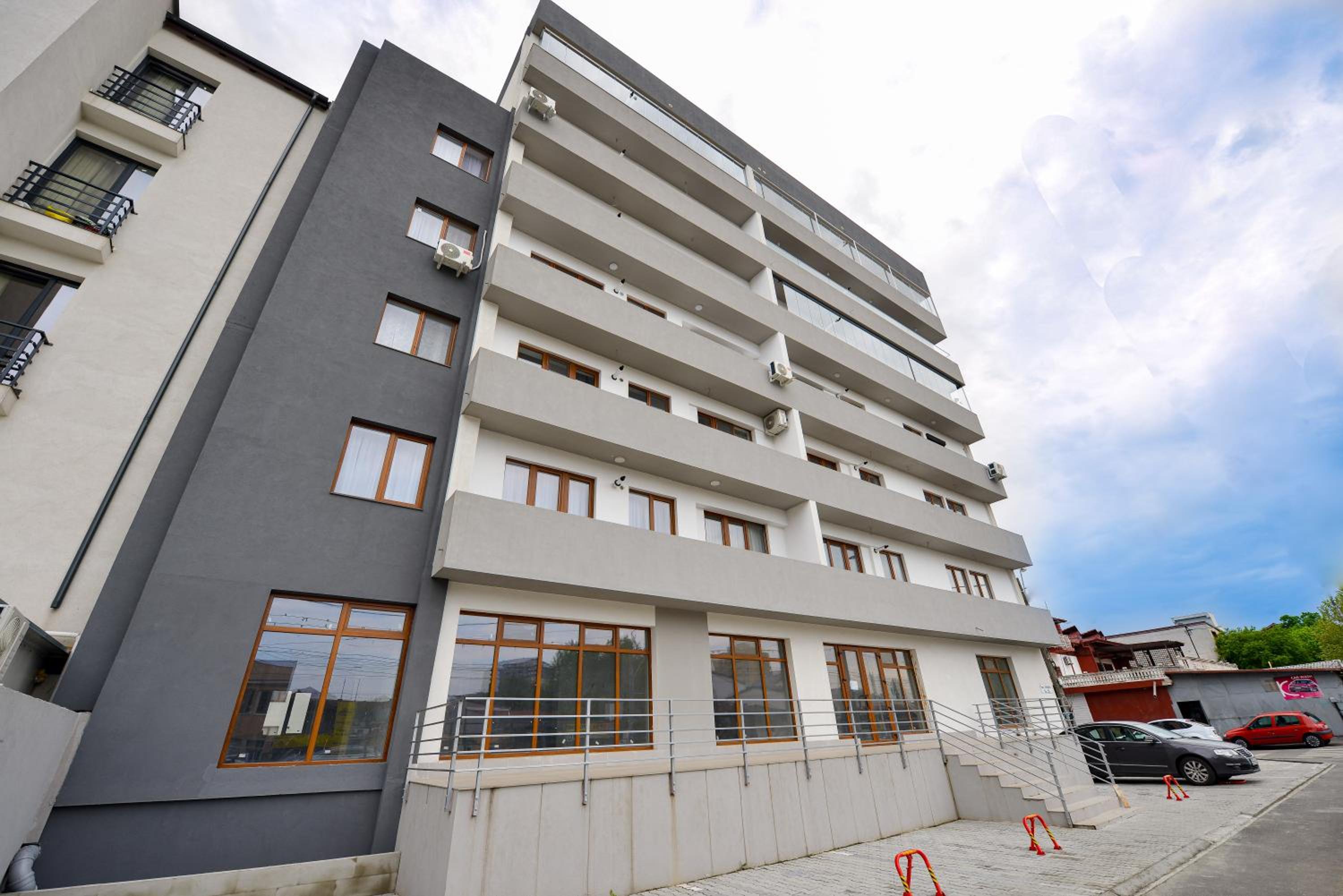 Hotel SOFIA Cozy Apartment - Underground Private Parking - Image 1