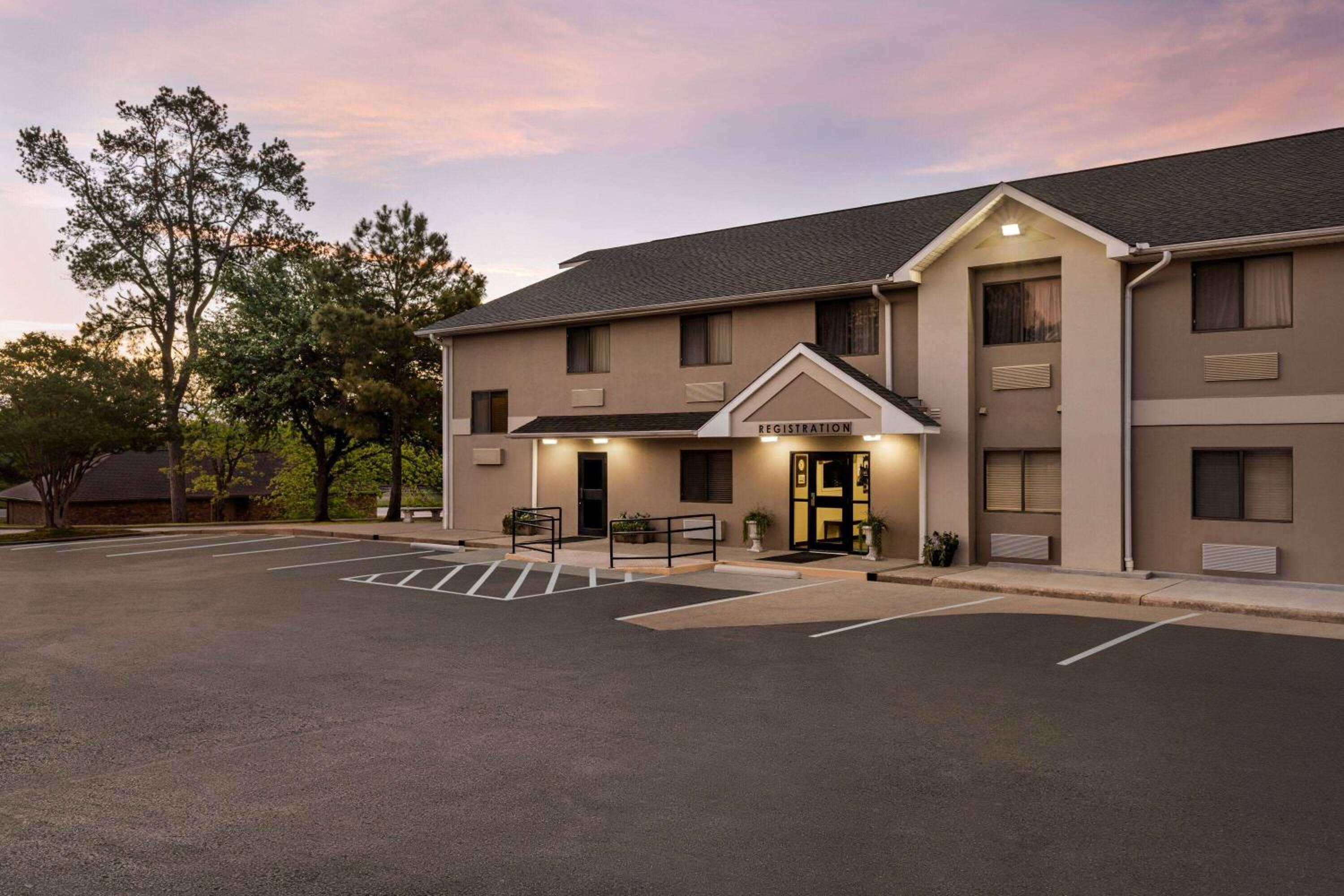 Baymont by Wyndham Hearne view 3