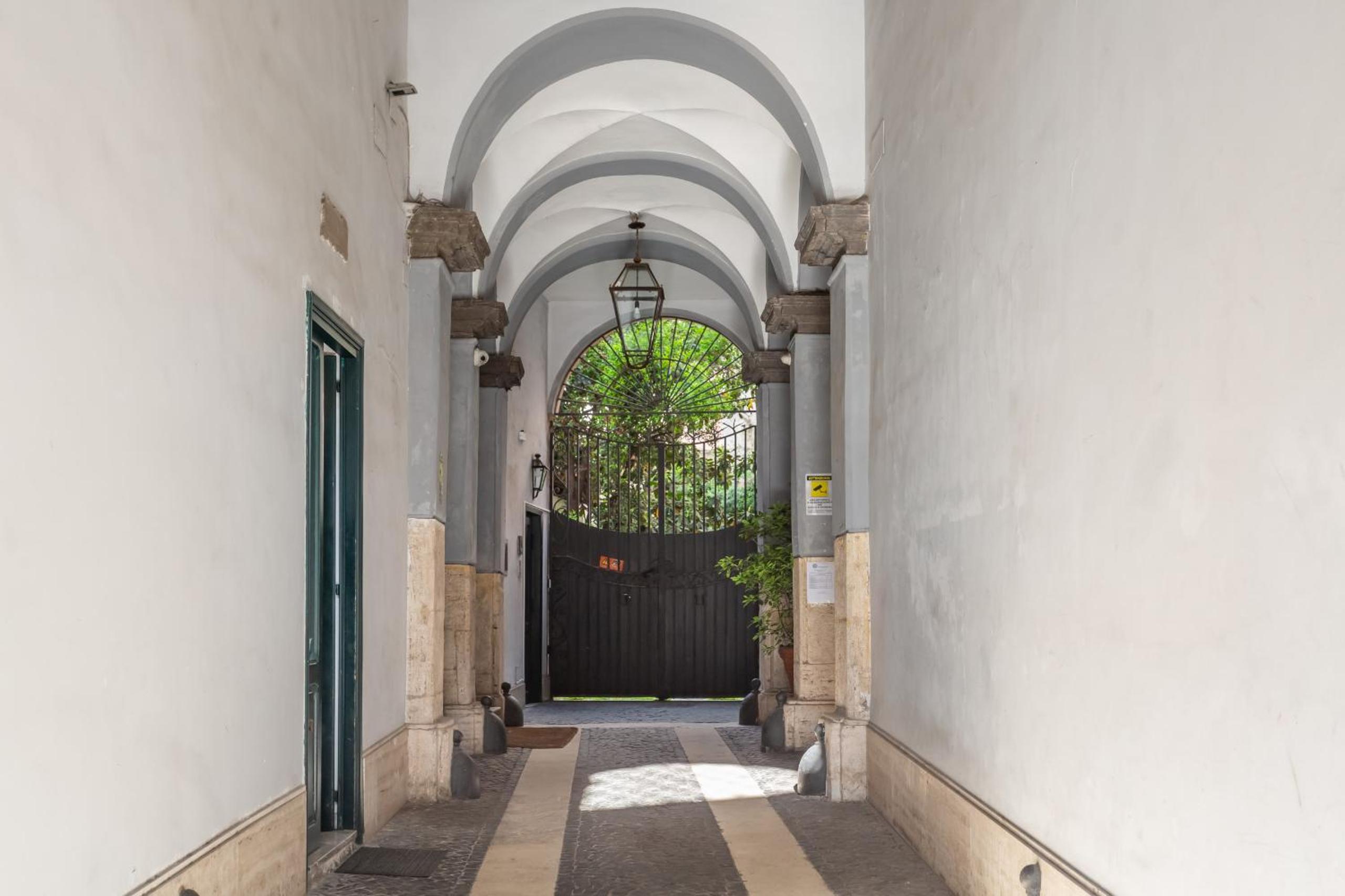 Trastevere San Calisto 3 BDR Apartment