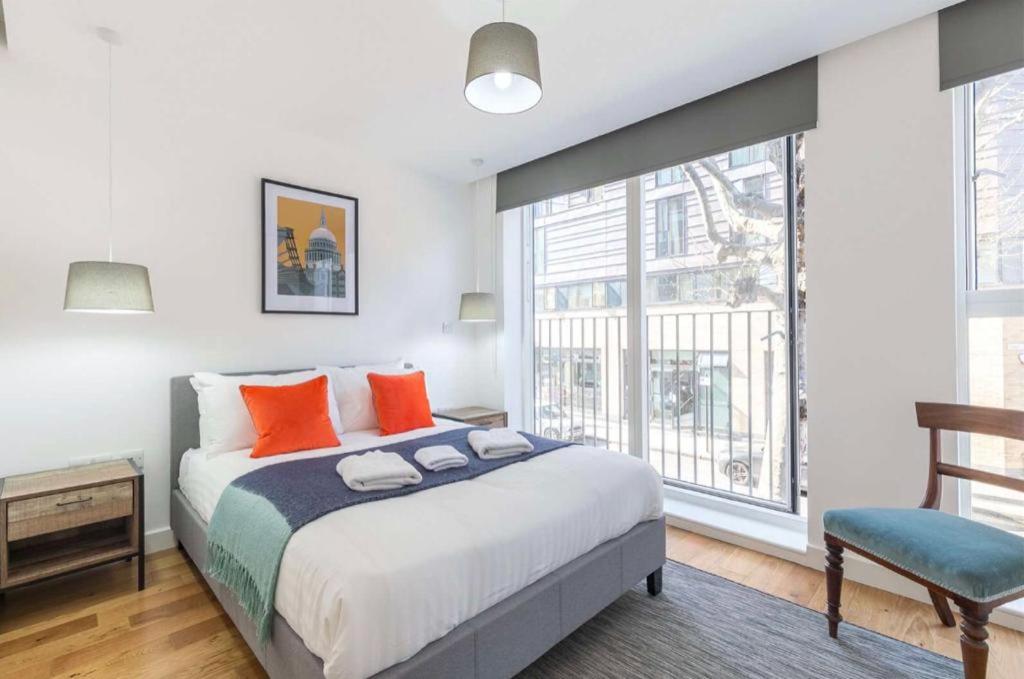 Modern 2BR East London Flat with Balcony near the tube