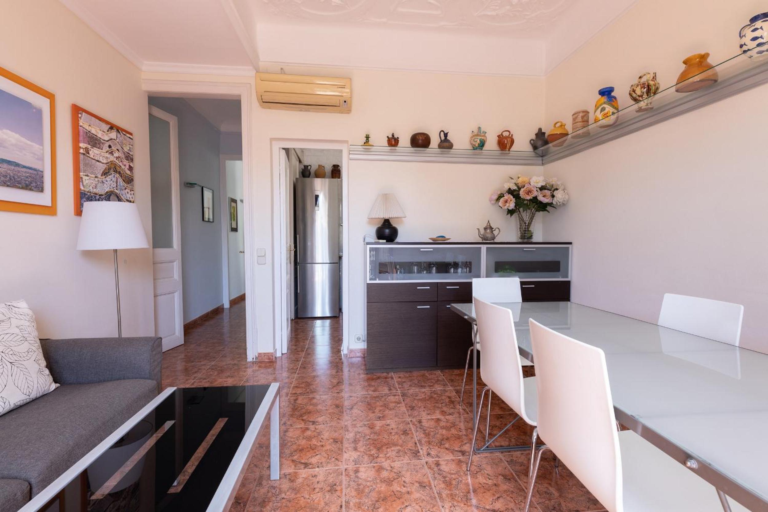 ApartEasy - Modernist flat in Eixample center