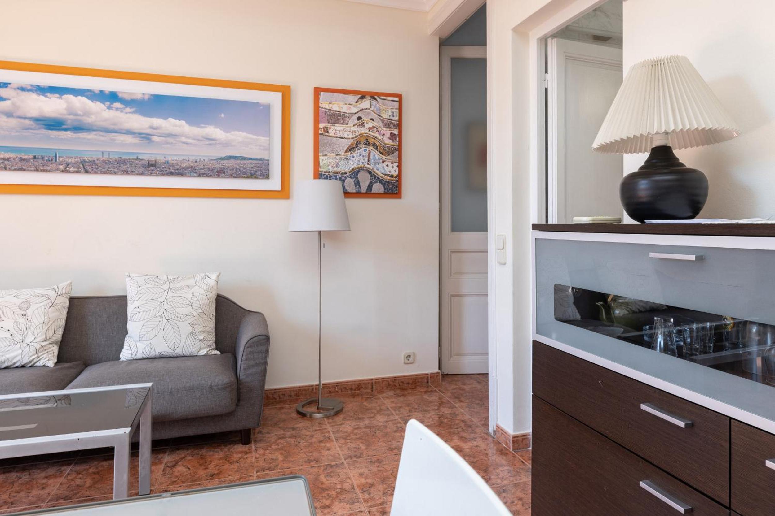 ApartEasy - Modernist flat in Eixample center