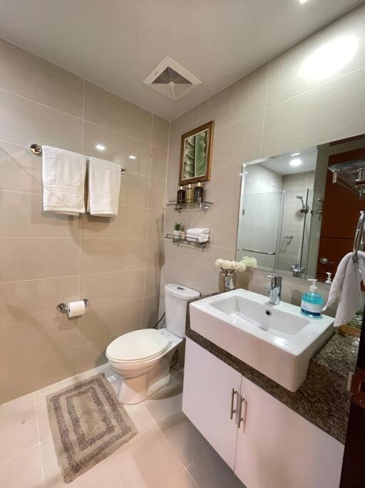 Angeliz Suites One Uptown Residence Walk to Uptown Shopping Mall BGC