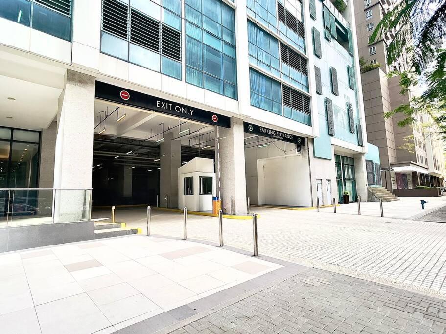 Angeliz Suites One Uptown Residence Walk to Uptown Shopping Mall BGC