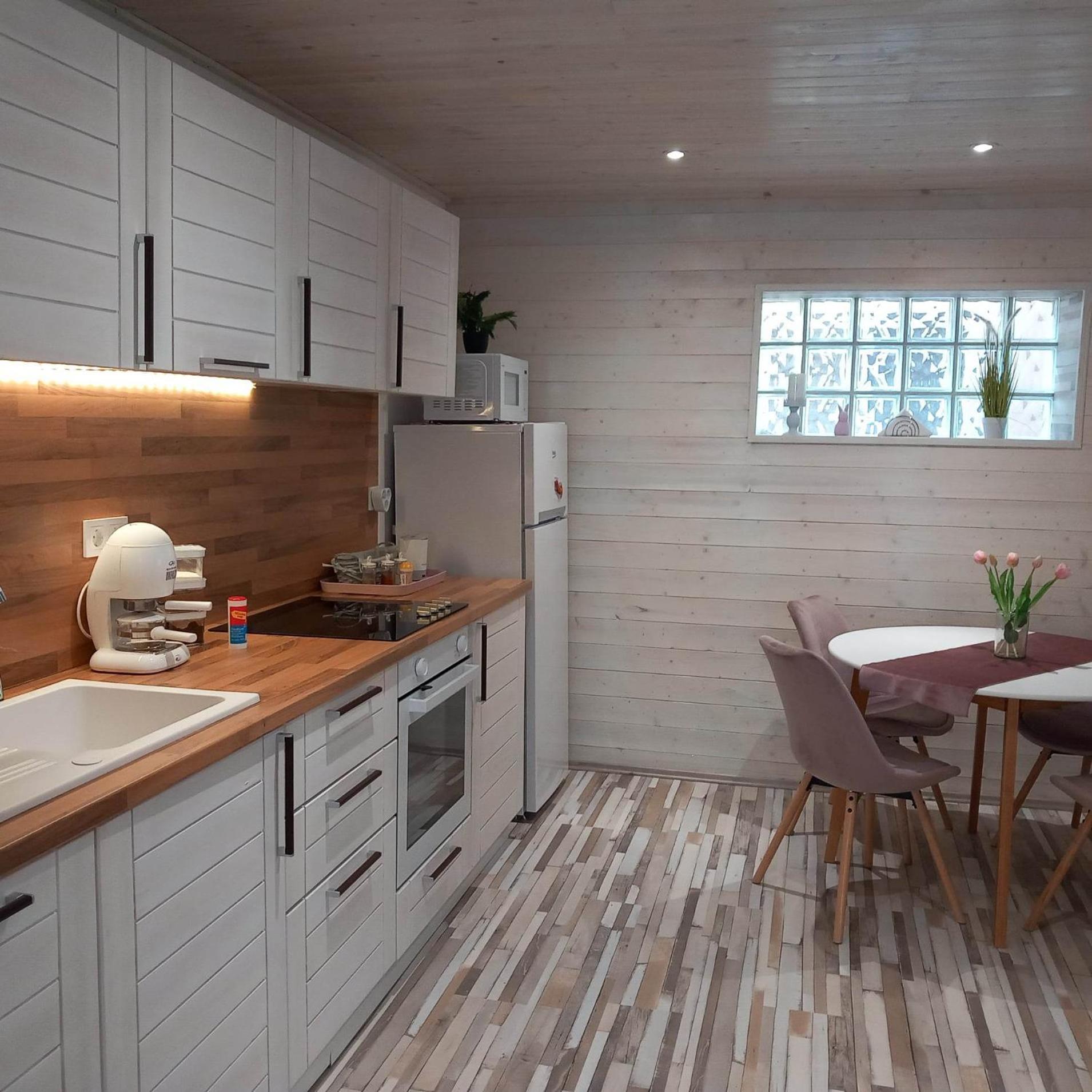 White Wood House - Eger view 3
